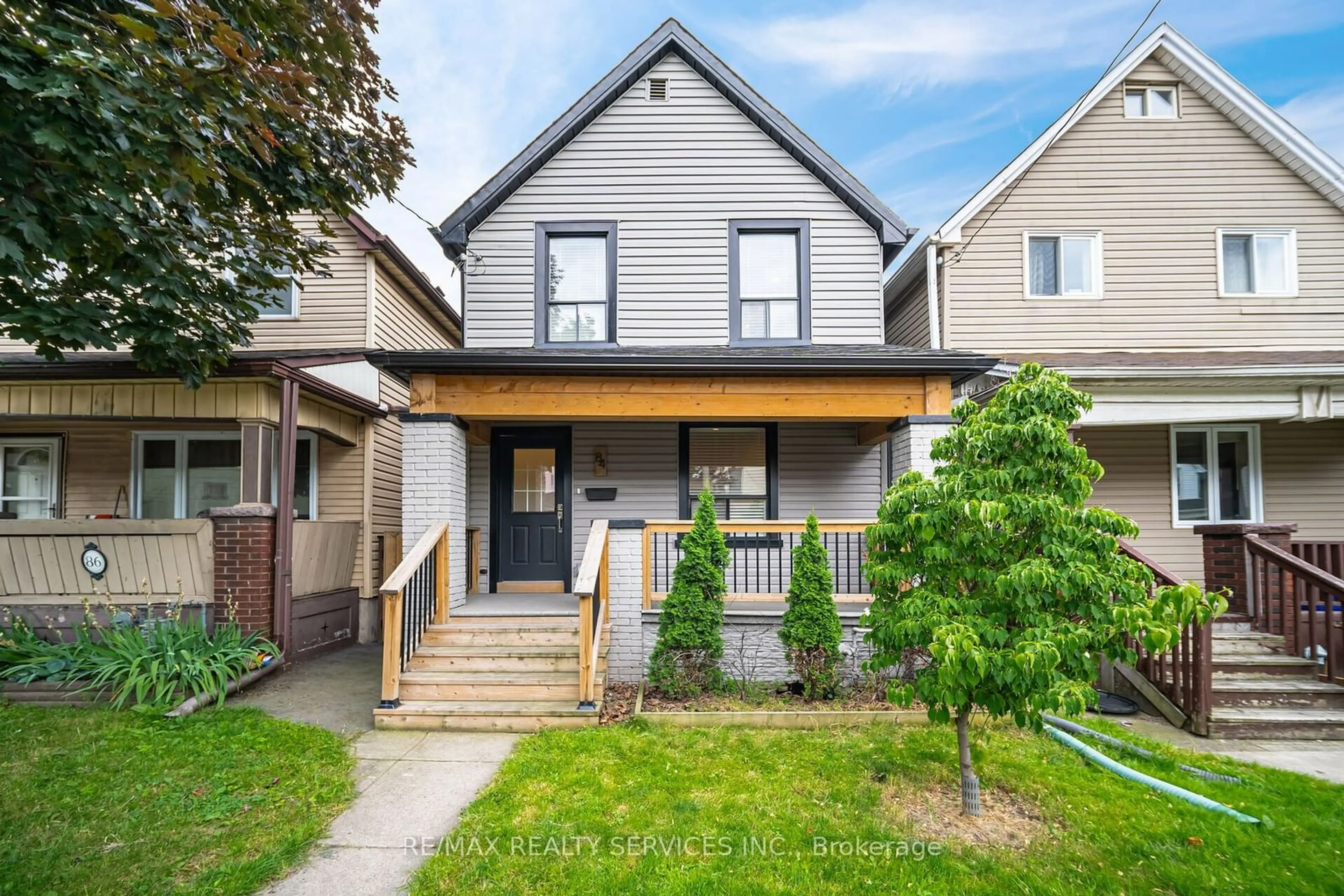 Frontside or backside of a home for 84 Clinton St, Hamilton Ontario L8L 3K2
