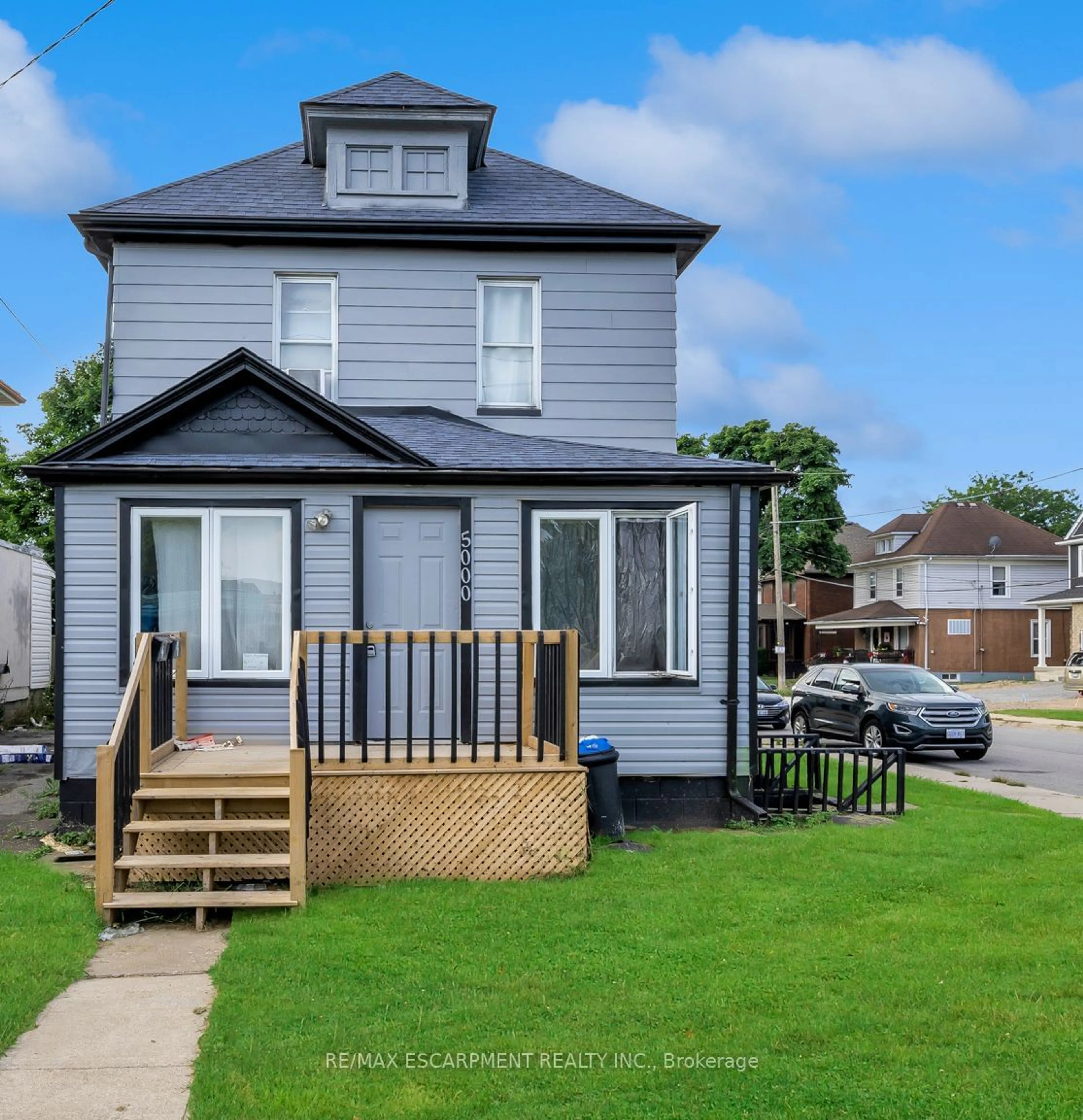 Frontside or backside of a home for 5000 Bridge St, Niagara Falls Ontario L2E 2S5