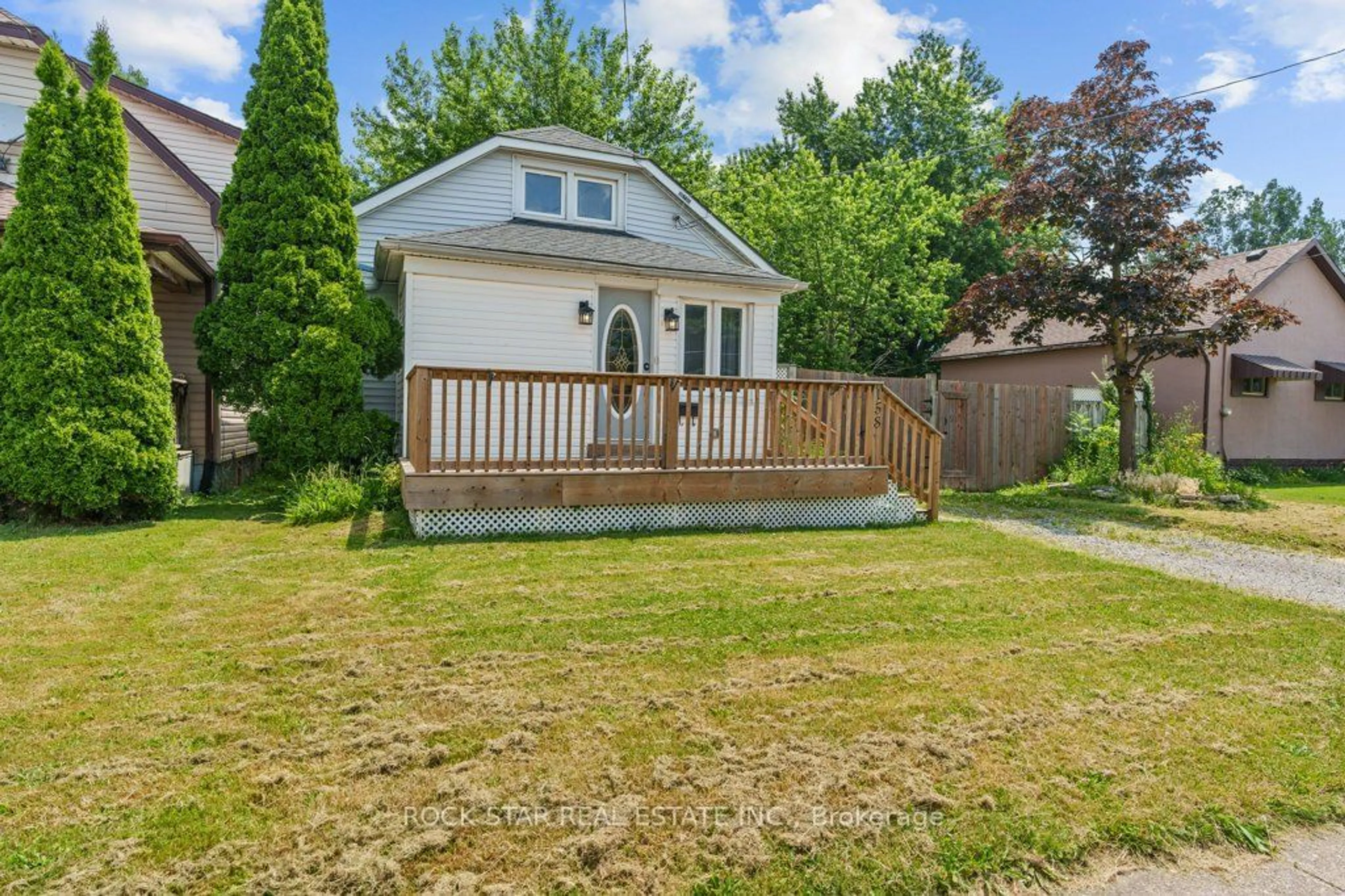 Frontside or backside of a home for 158 Crowland Ave, Welland Ontario L3B 1X3