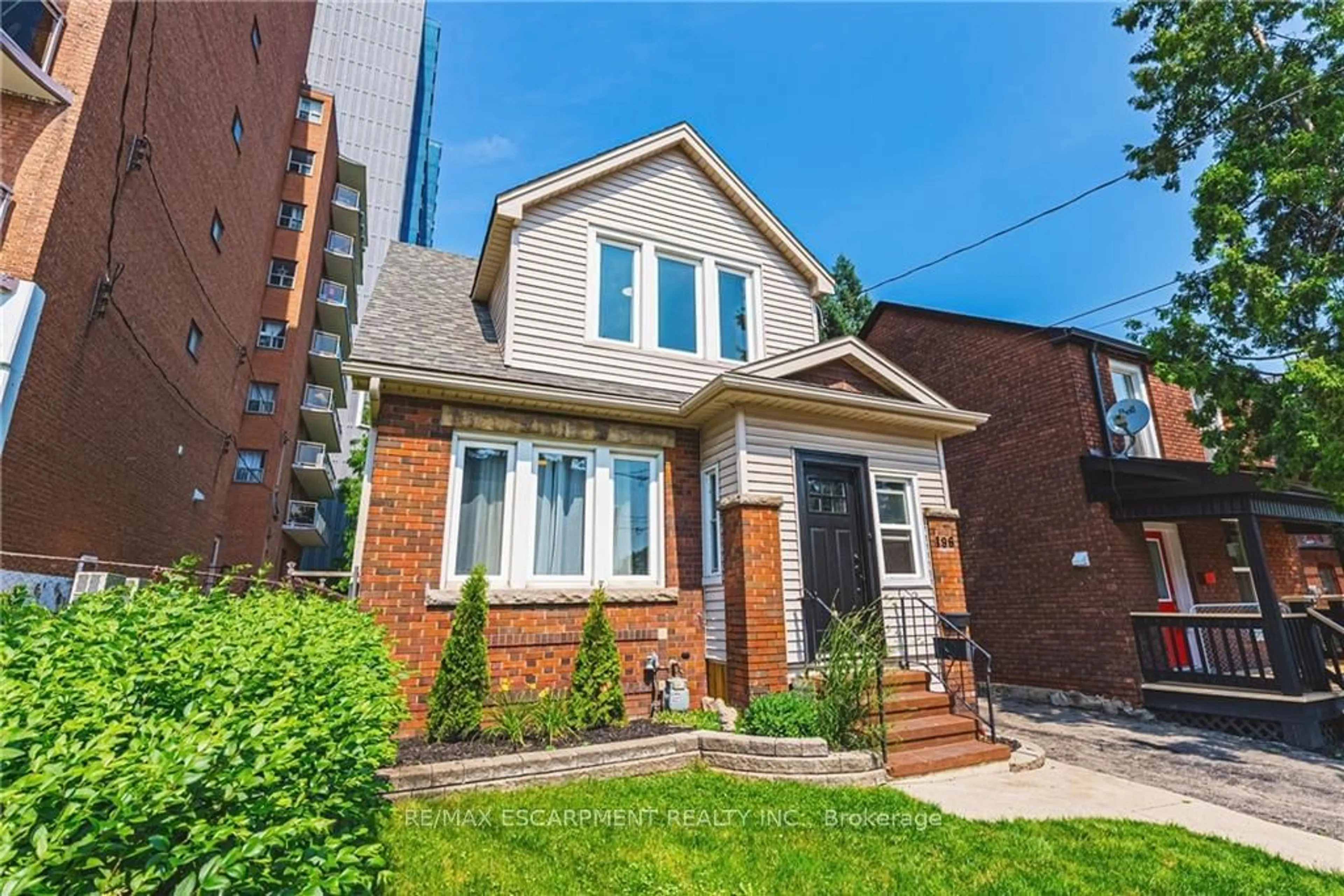 Home with brick exterior material for 196 Walnut St, Hamilton Ontario L8N 2M1