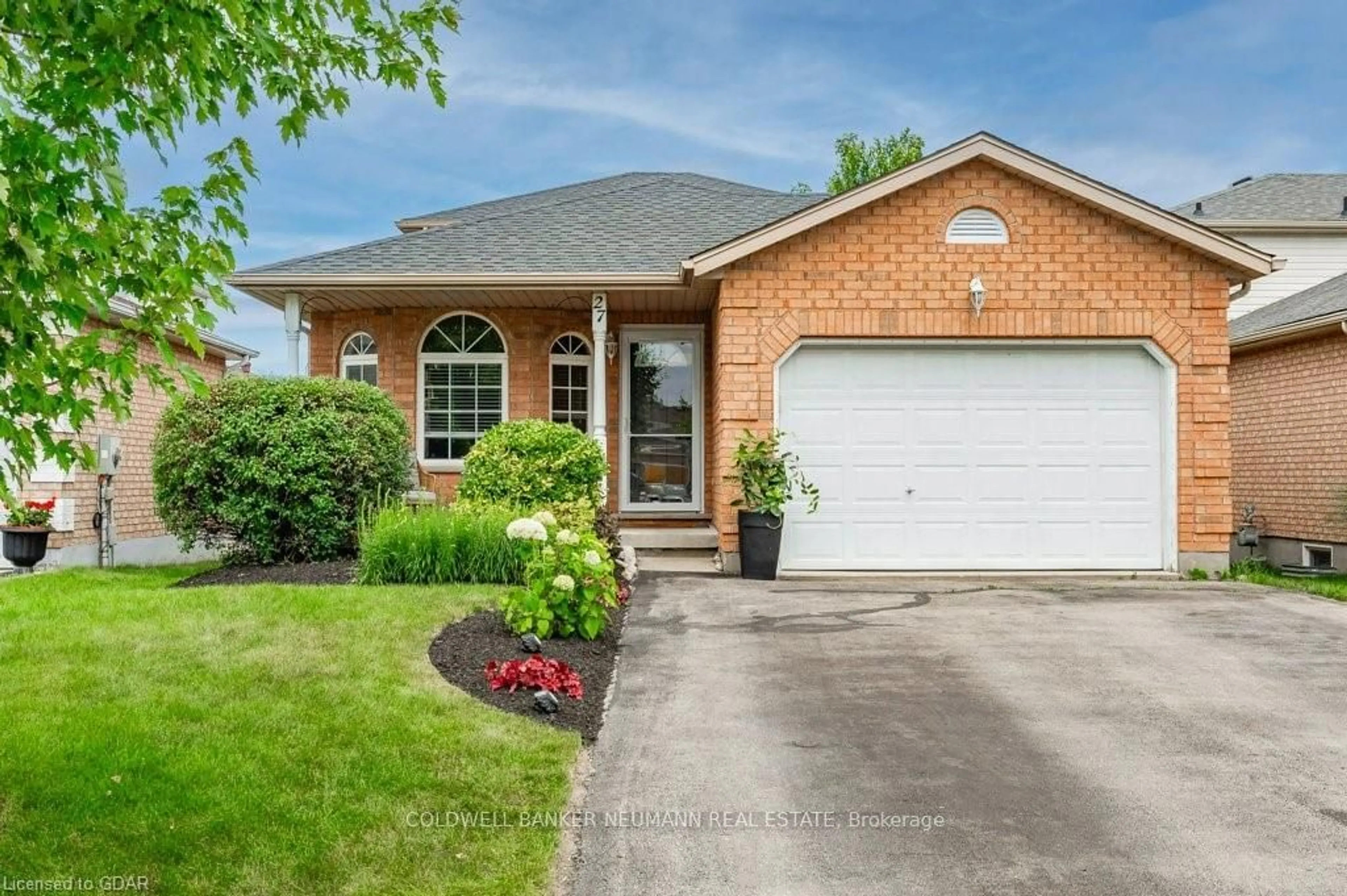 Home with brick exterior material for 27 Kelly Crt, Guelph Ontario N1K 1W3