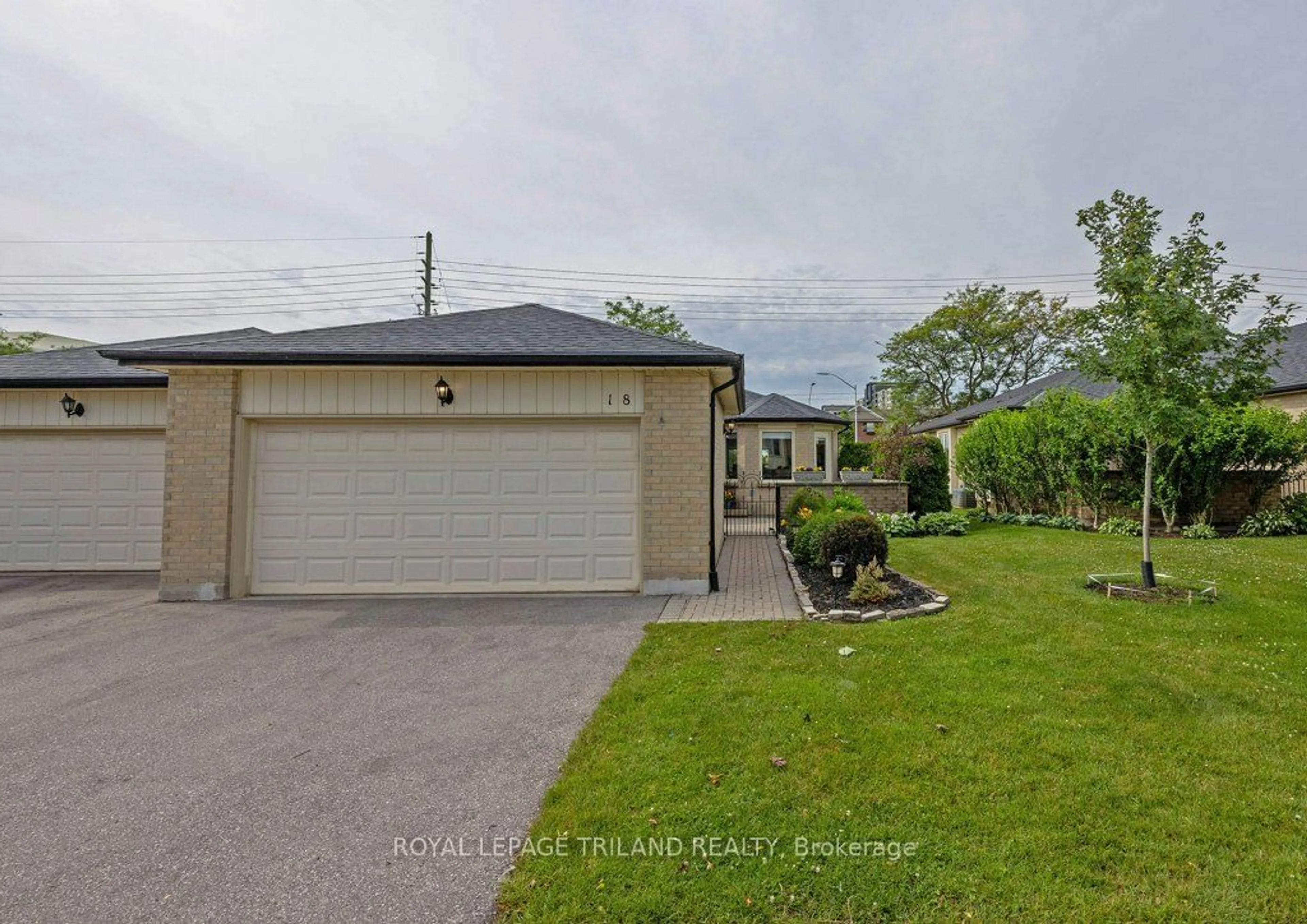 Frontside or backside of a home for 211 Pine Valley Dr #18, London Ontario N6J 4W5