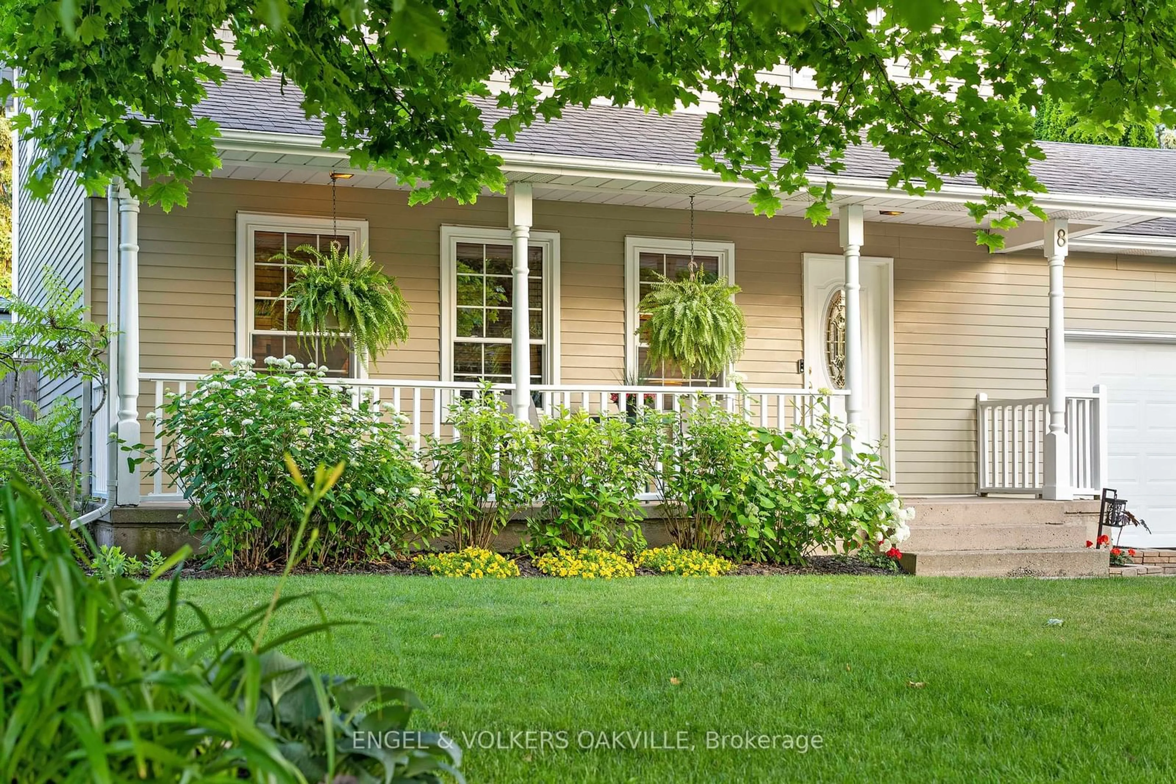 Outside view for 8 Coach Dr, Niagara-on-the-Lake Ontario L0S 1J0