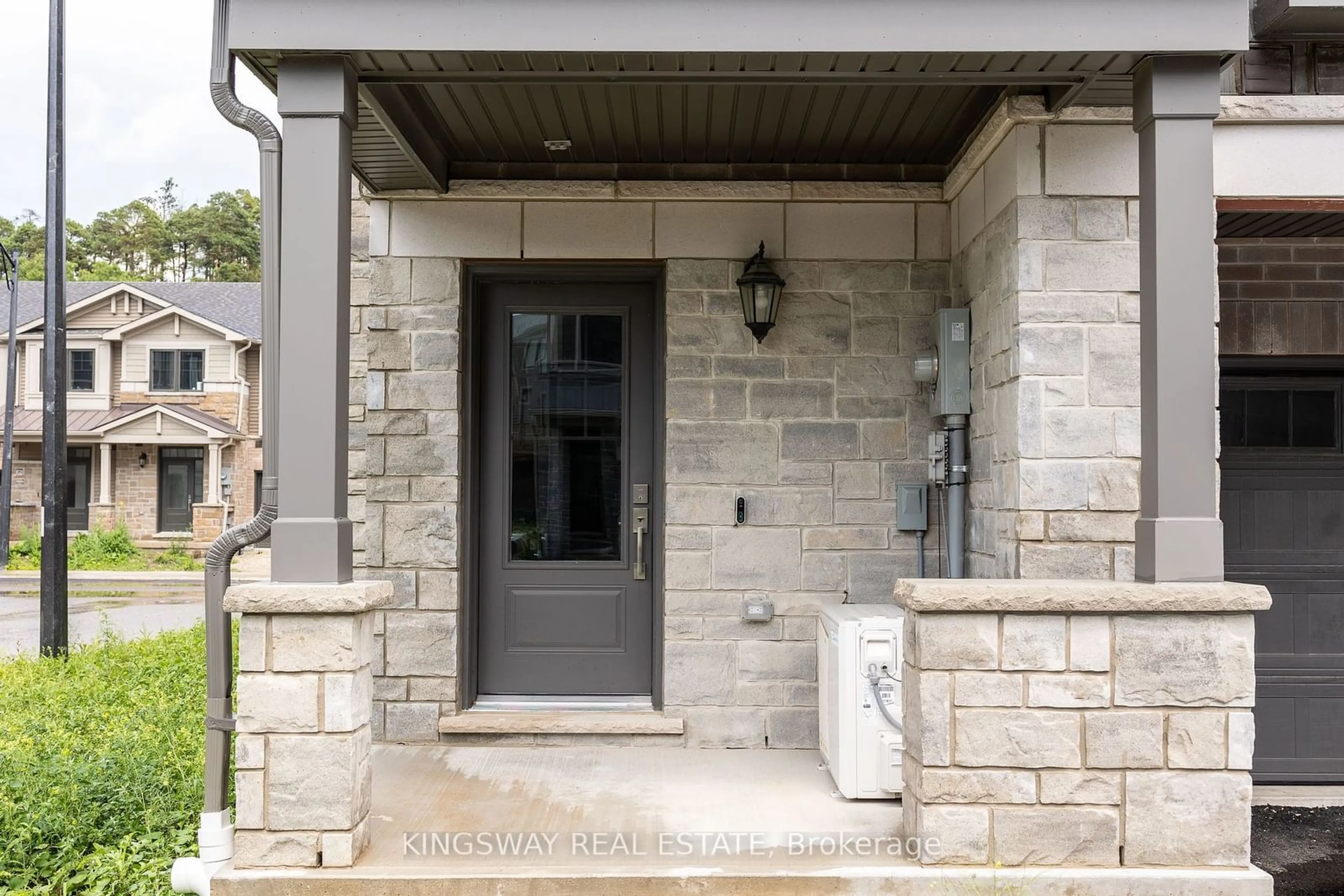 Indoor entryway for 100 Hollywood Crt #17, Cambridge Ontario N1R 8J8