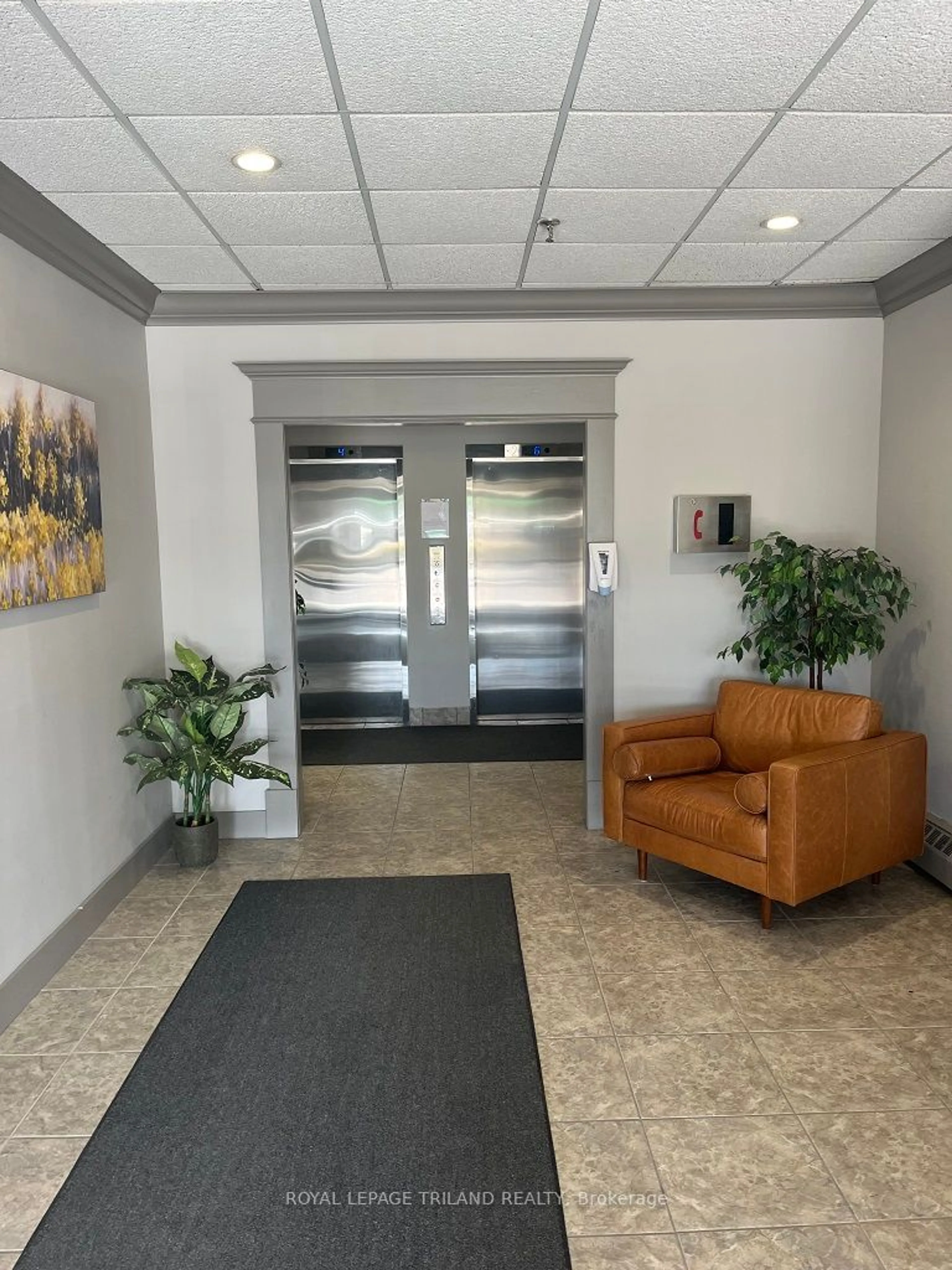 Indoor lobby for 1255 COMMISSIONERS Rd #705, London Ontario N6K 3N5