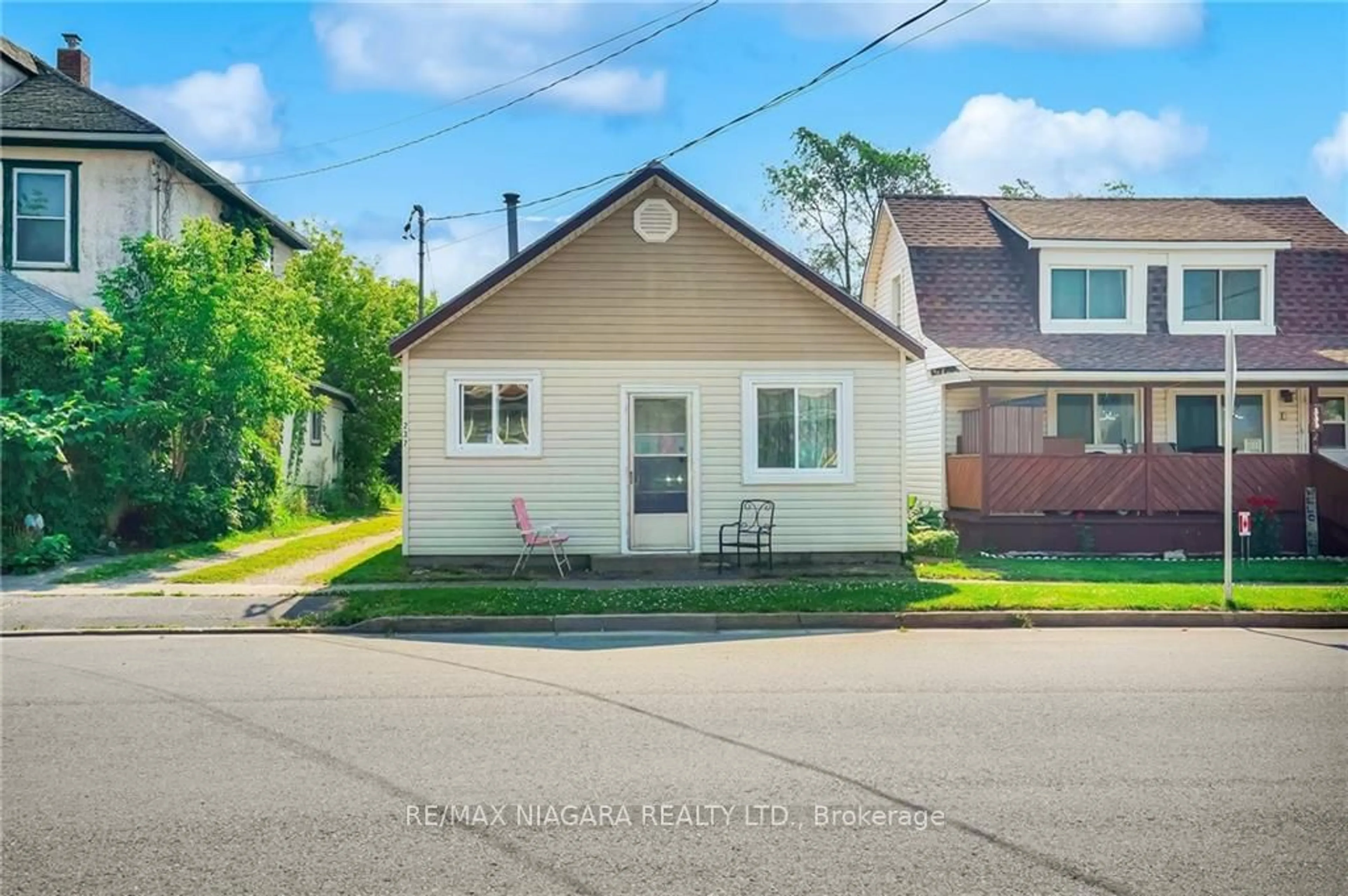Frontside or backside of a home for 237 Mitchell St, Port Colborne Ontario L3K 1Y5