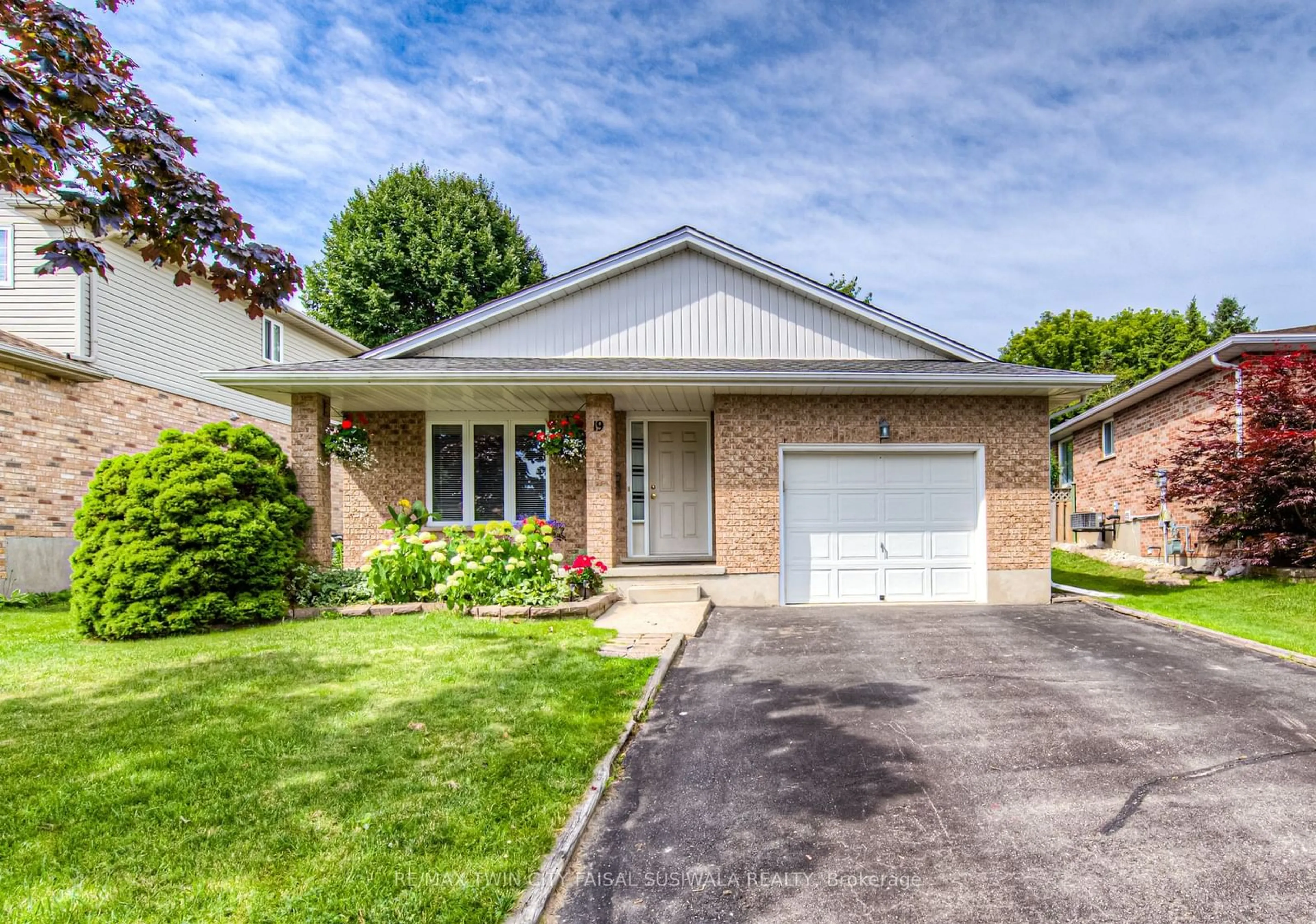 Home with brick exterior material for 19 Tami Crt, Kitchener Ontario N2B 3V2