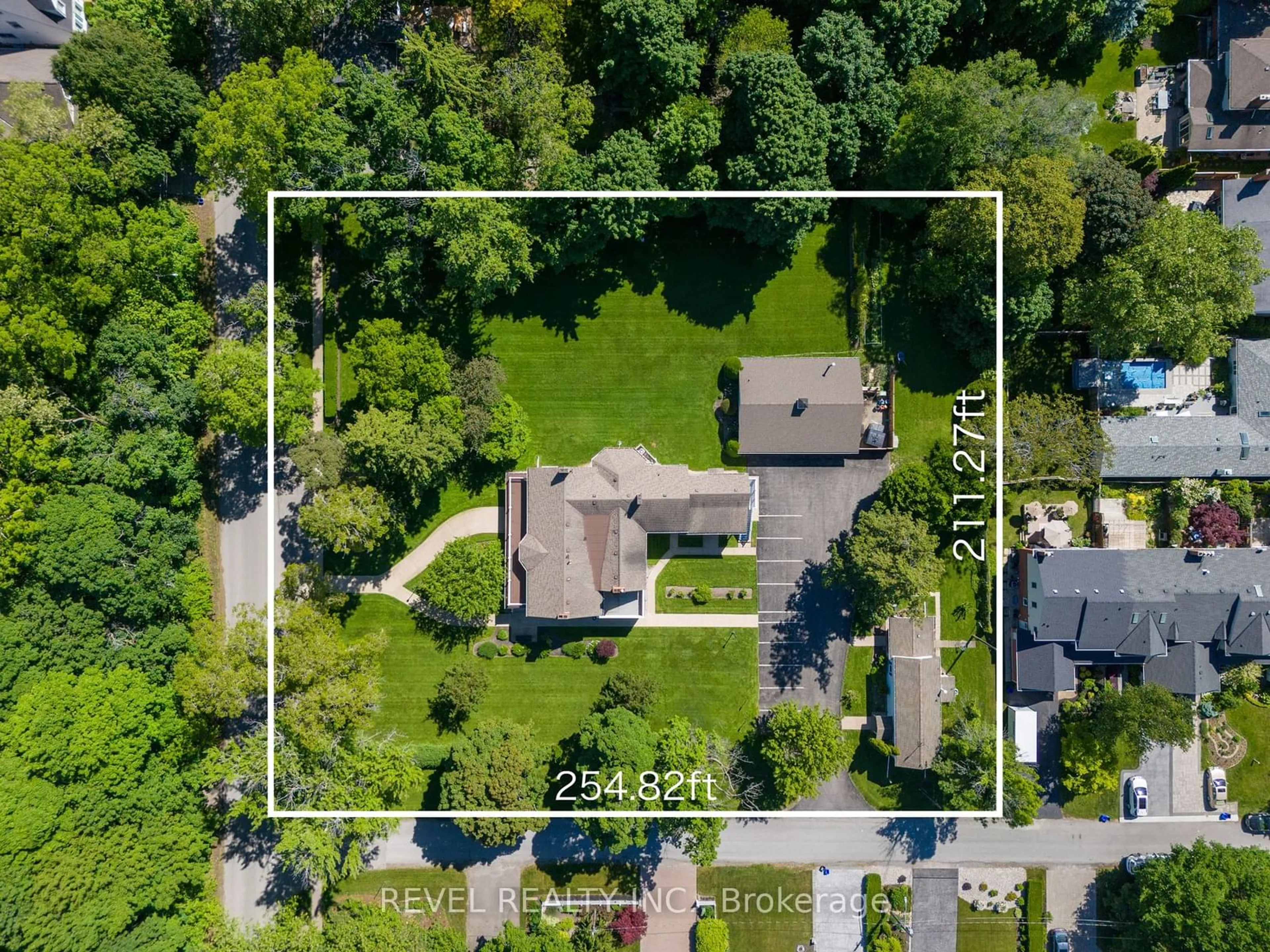 Frontside or backside of a home, the street view for 415 Regent St, Niagara-on-the-Lake Ontario L0S 1J0