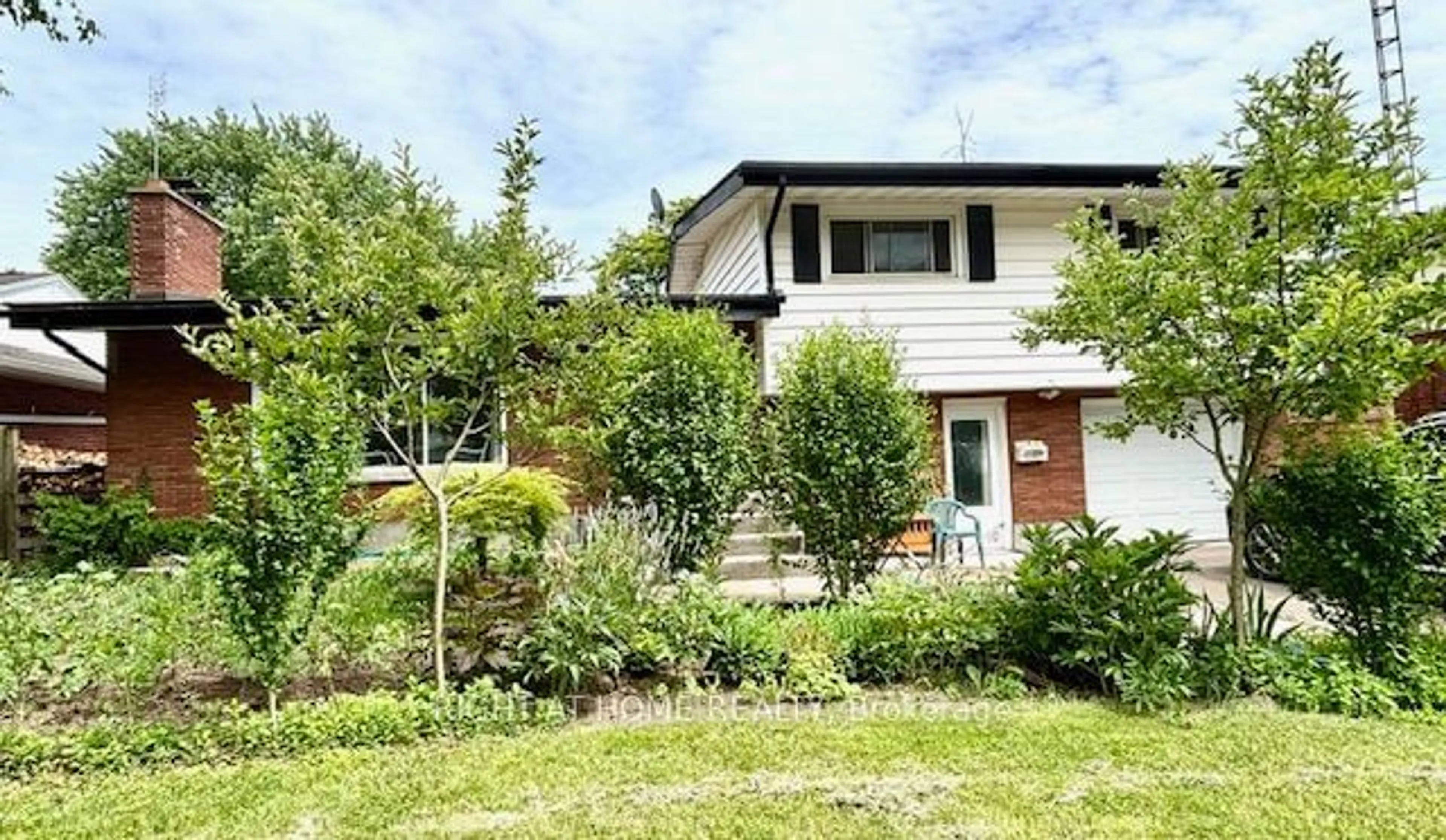 A pic from exterior of the house or condo for 115 Riverview Blvd, St. Catharines Ontario L2T 3M3