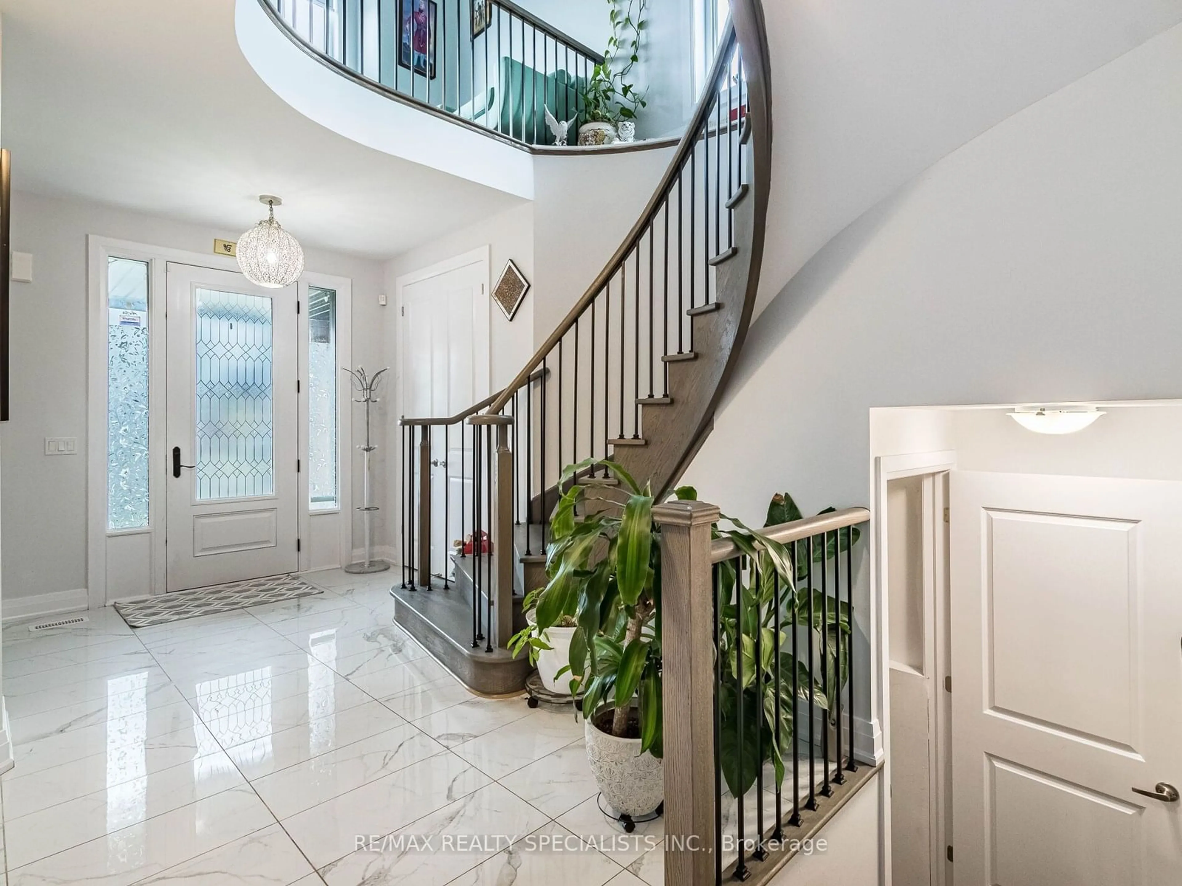 Indoor foyer for 1055 Edinburgh Dr, Woodstock Ontario N4T 0M5