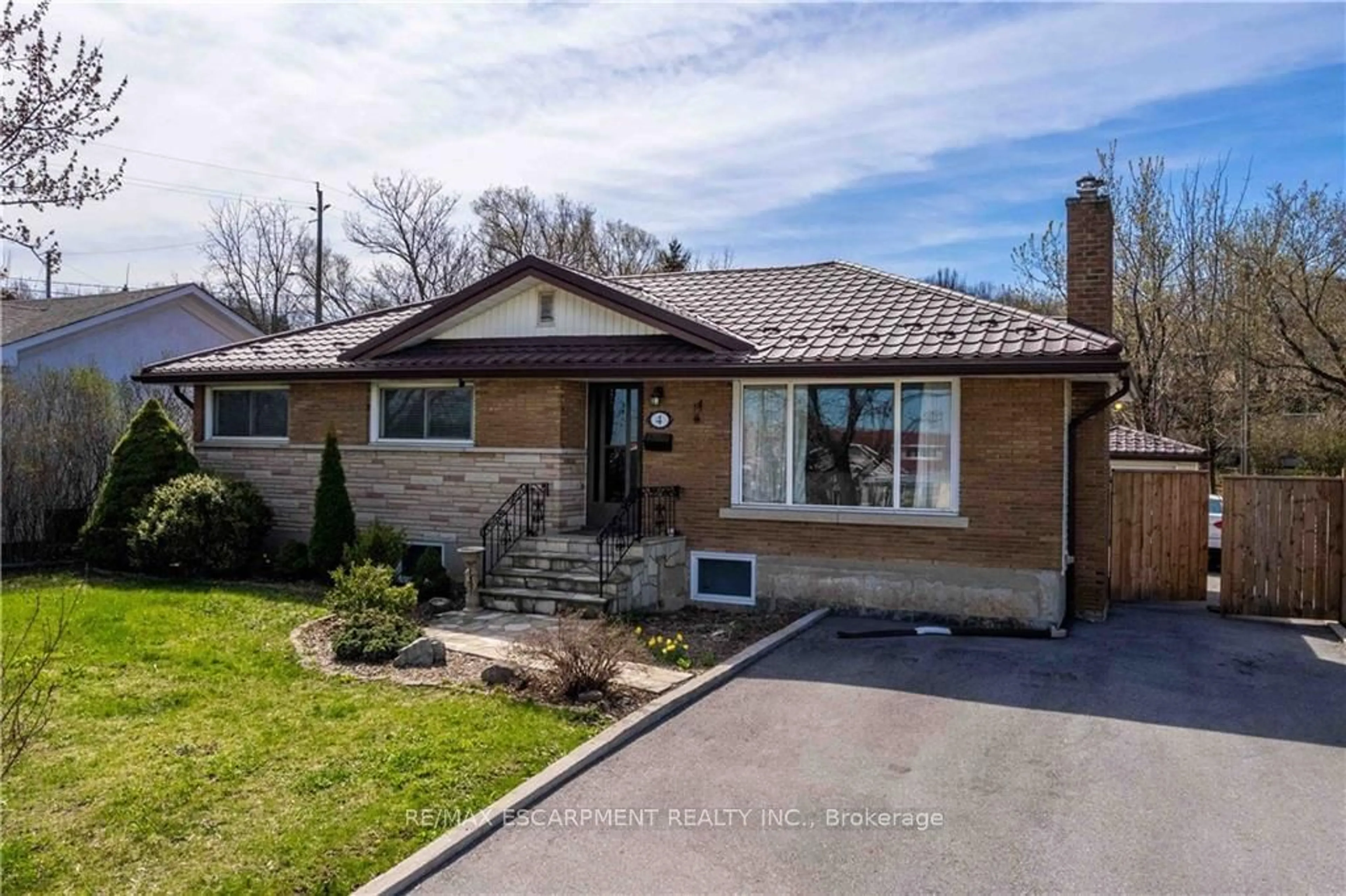 Frontside or backside of a home for 4 Warkdale Dr, St. Catharines Ontario L2T 2V7