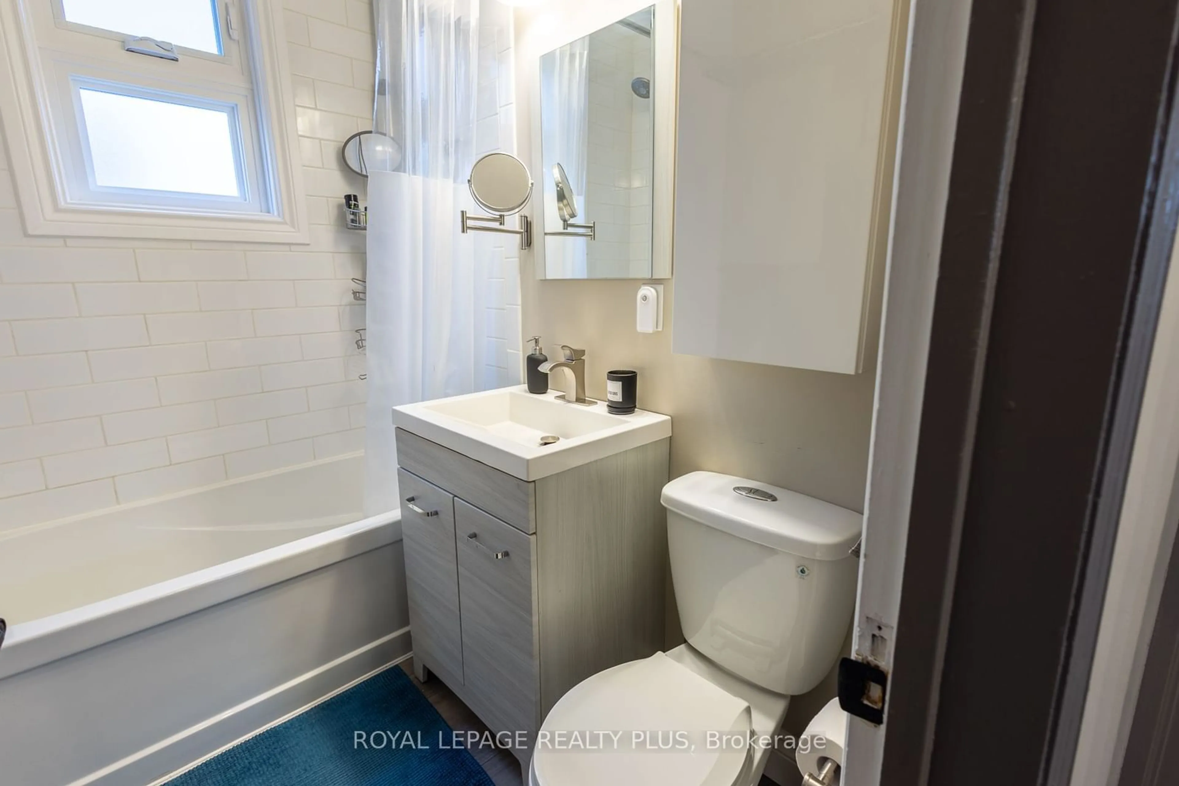 Bathroom for 23 Mercer Rd, Cambridge Ontario N1R 5A6