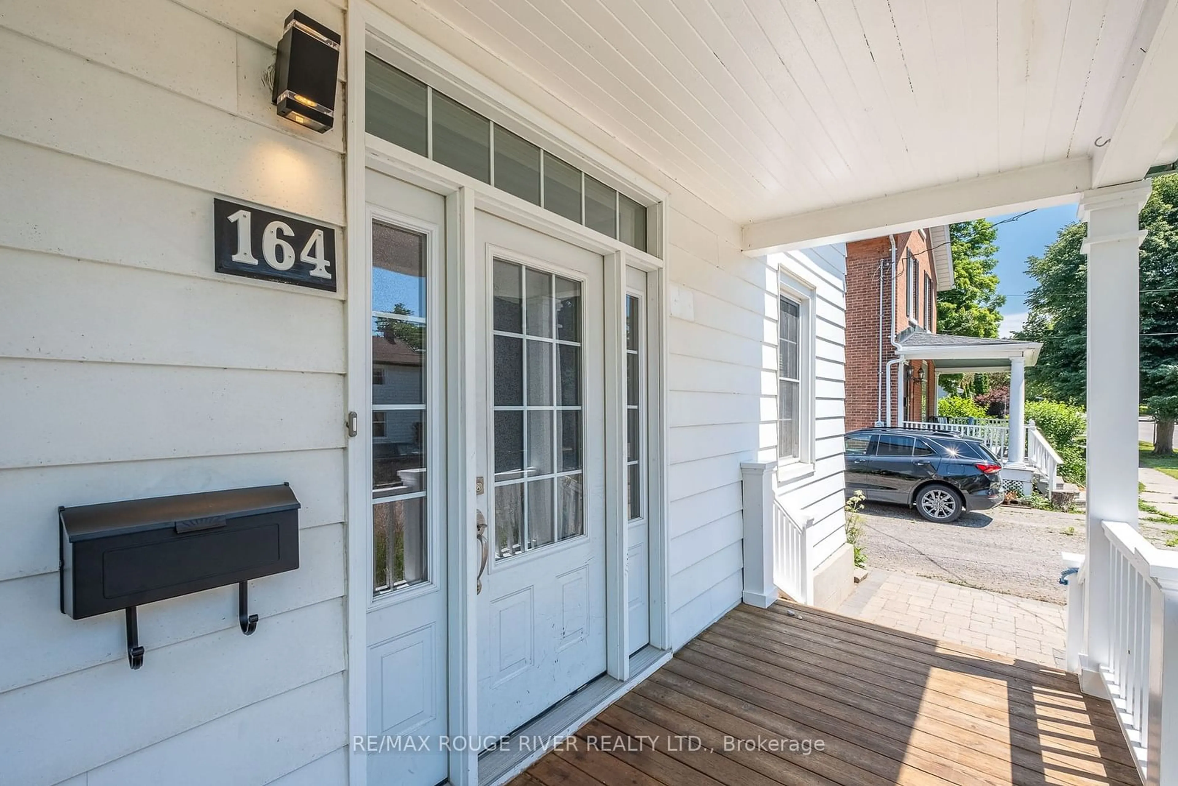 Indoor entryway for 164 Chapel St, Cobourg Ontario K9A 1J3