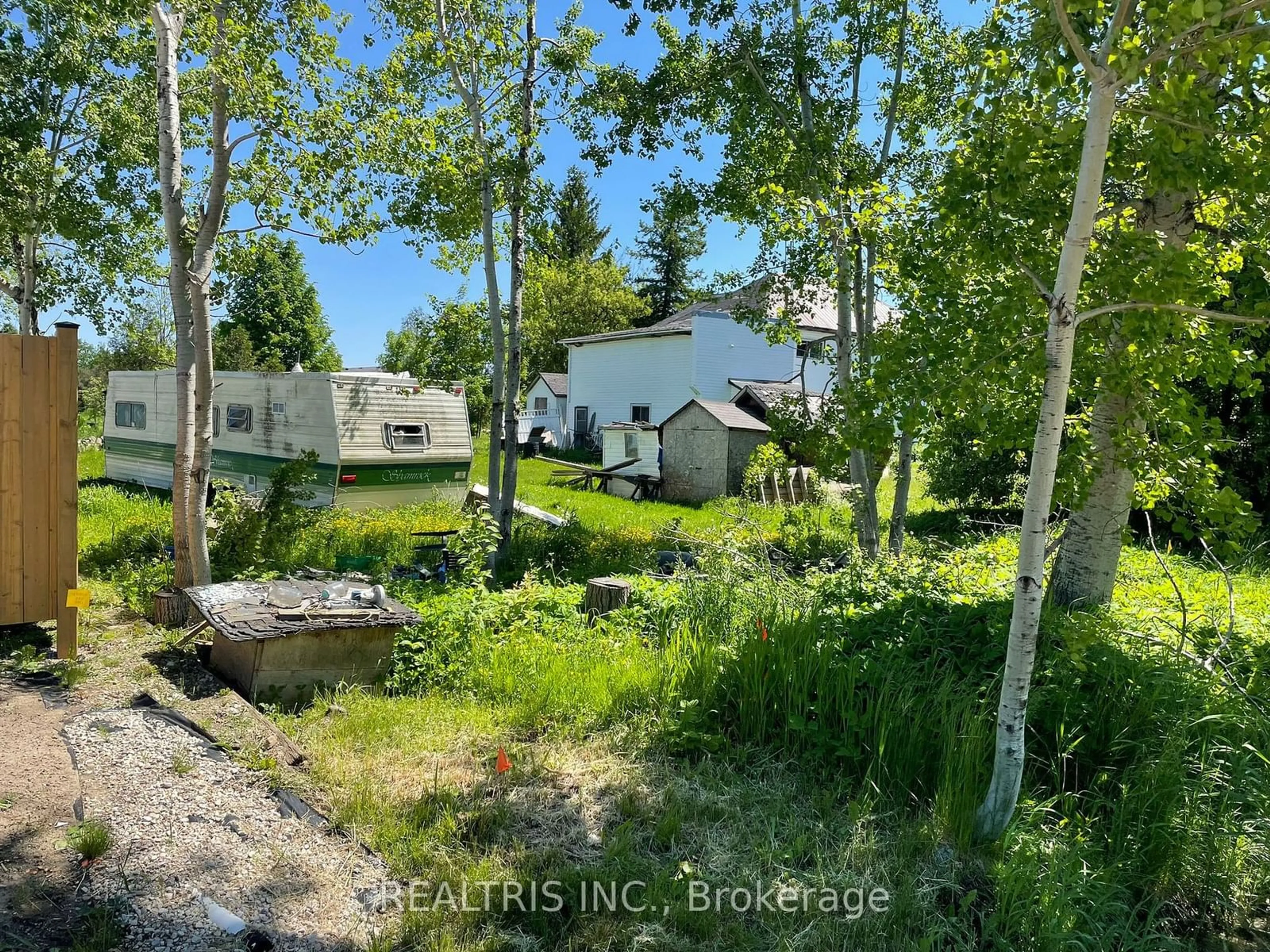 Fenced yard for 682419 260 Sdrd, Melancthon Ontario L9V 2N1