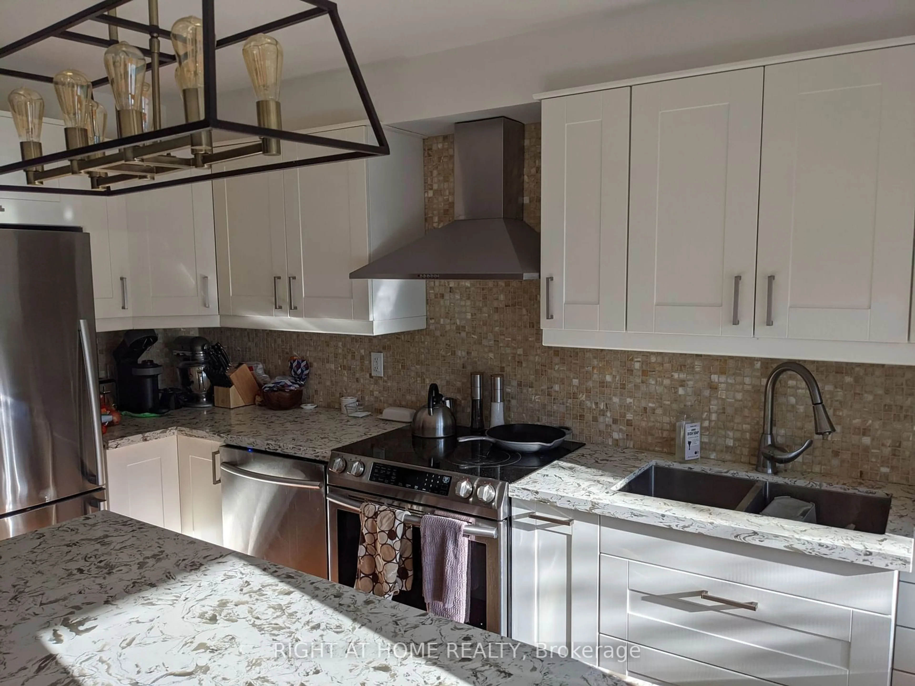 Contemporary kitchen for 6557 Level Ave, Niagara Falls Ontario L2G 4B6