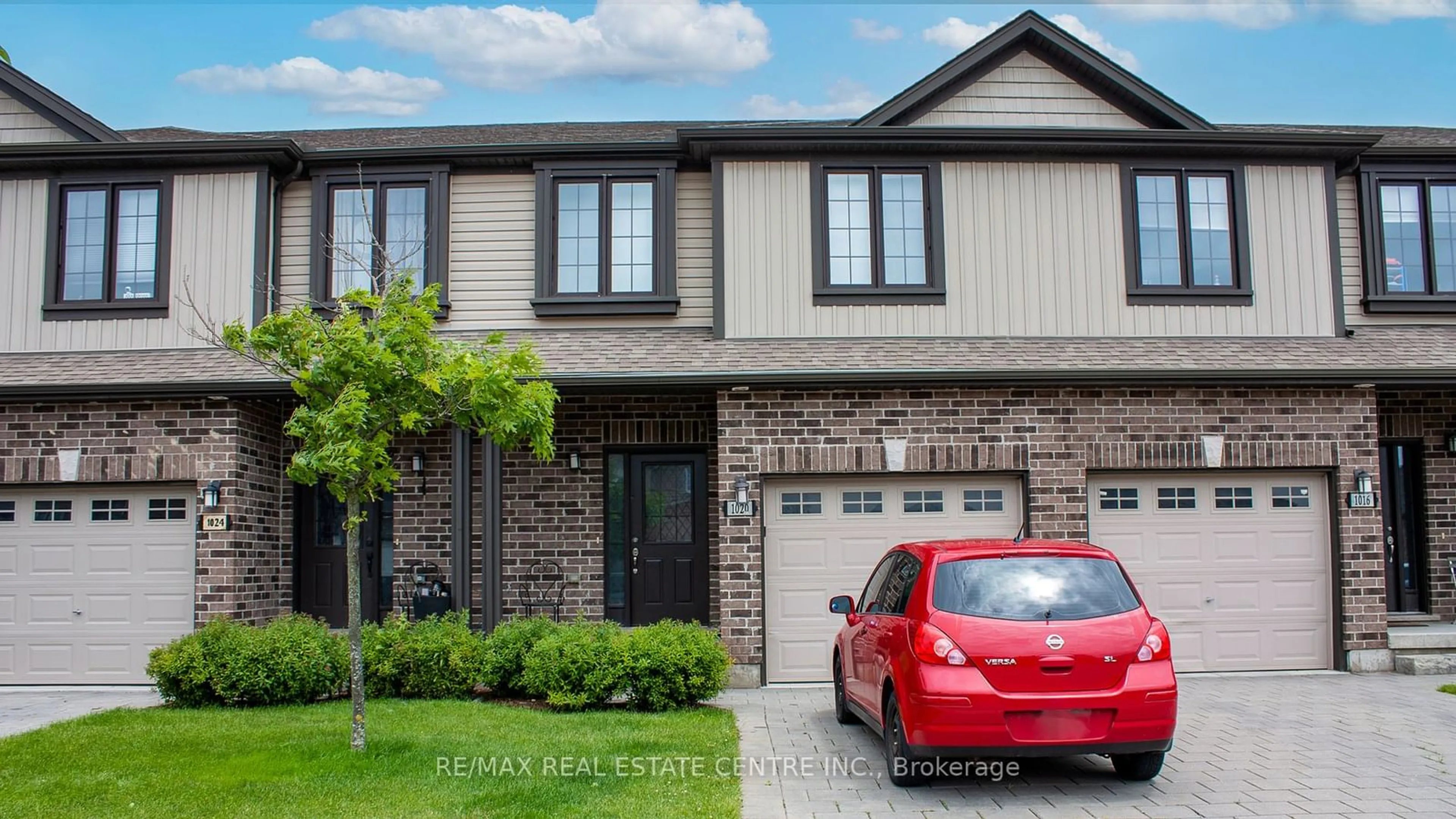 Home with brick exterior material for 1020 Oakcrossing Gate, London Ontario N6H 0E9