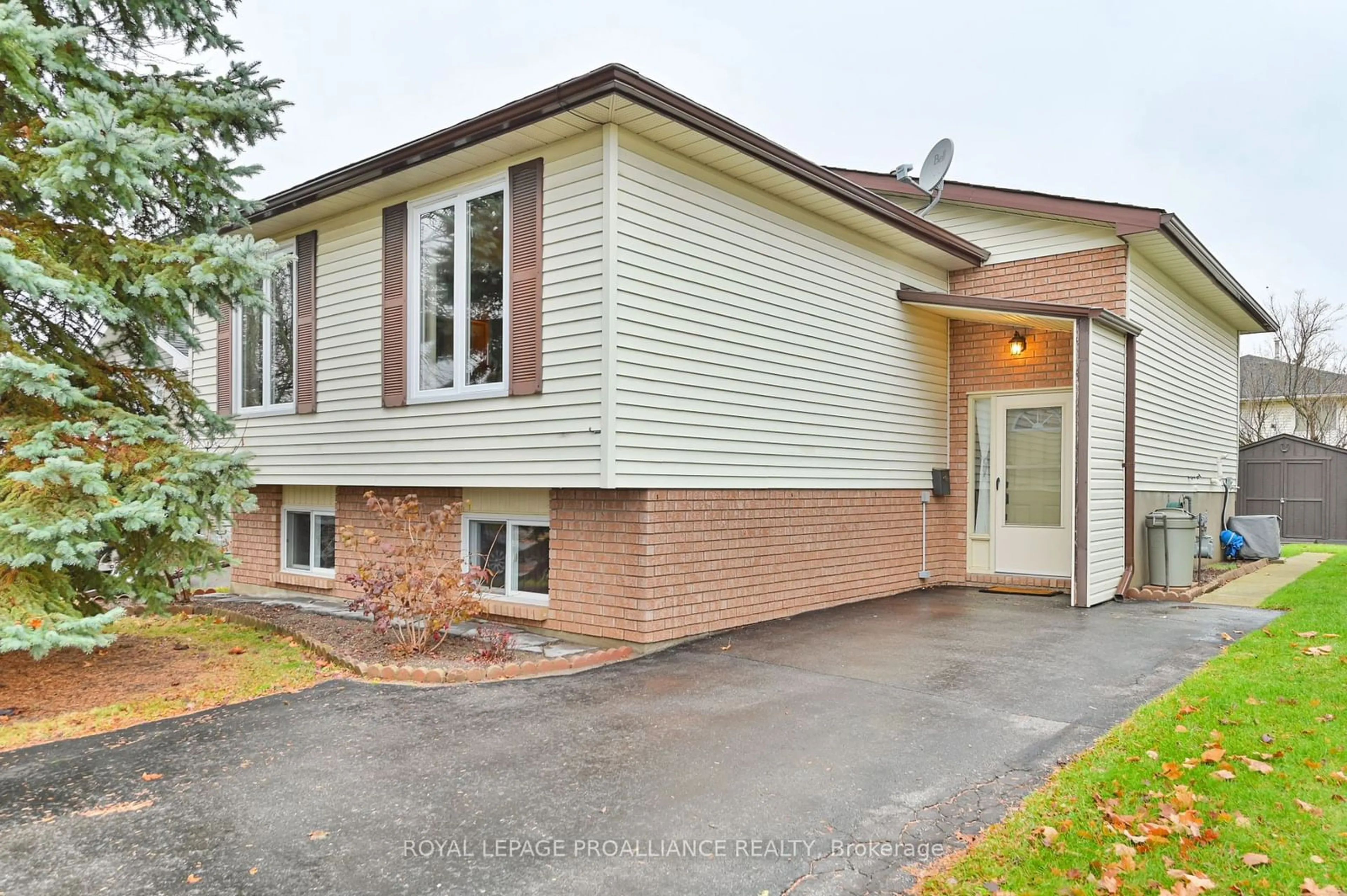 Home with brick exterior material for 4 Bogart Cres, Belleville Ontario K8P 5E8