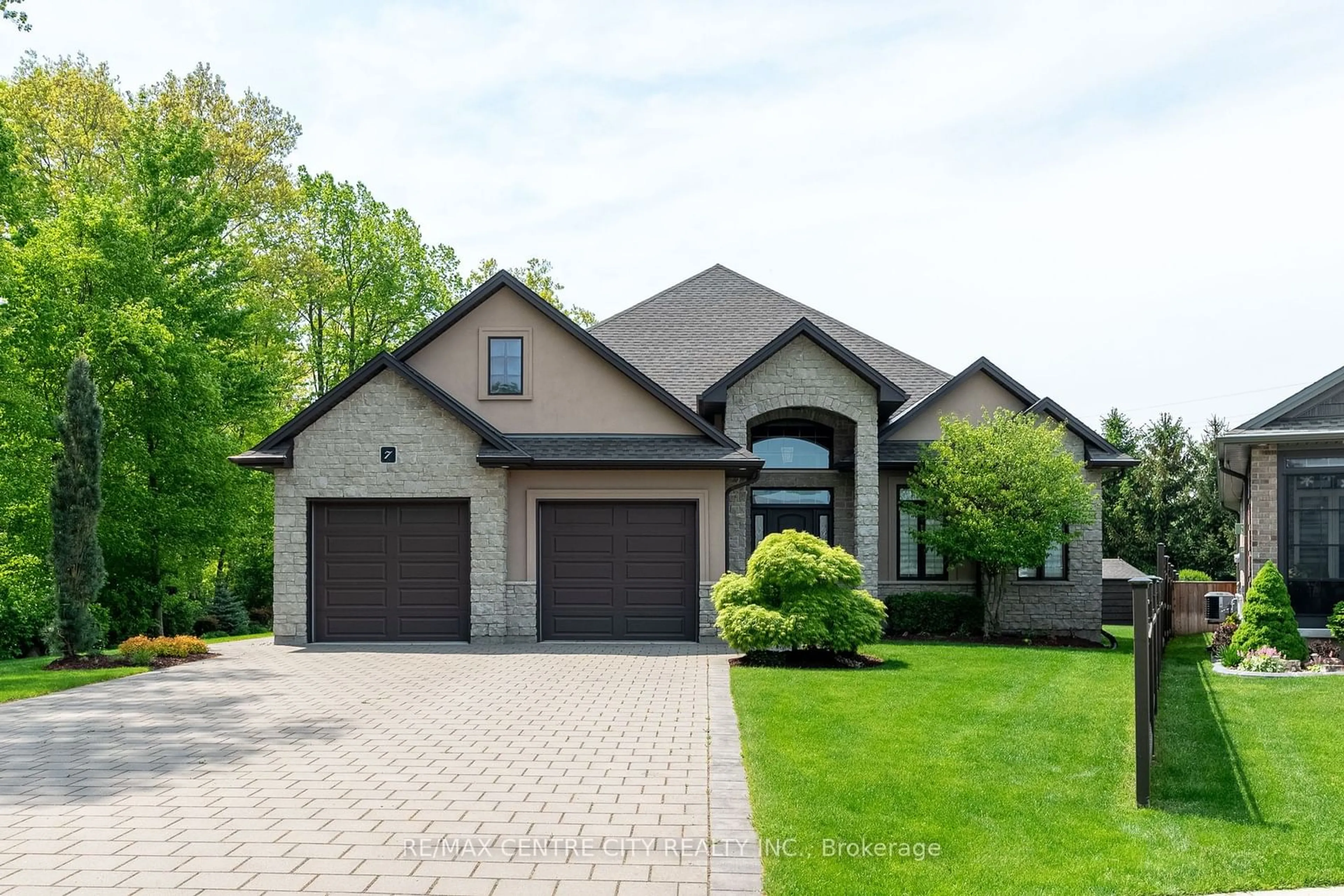 Home with brick exterior material for 7 Drake Crt, Strathroy-Caradoc Ontario N7G 0E1