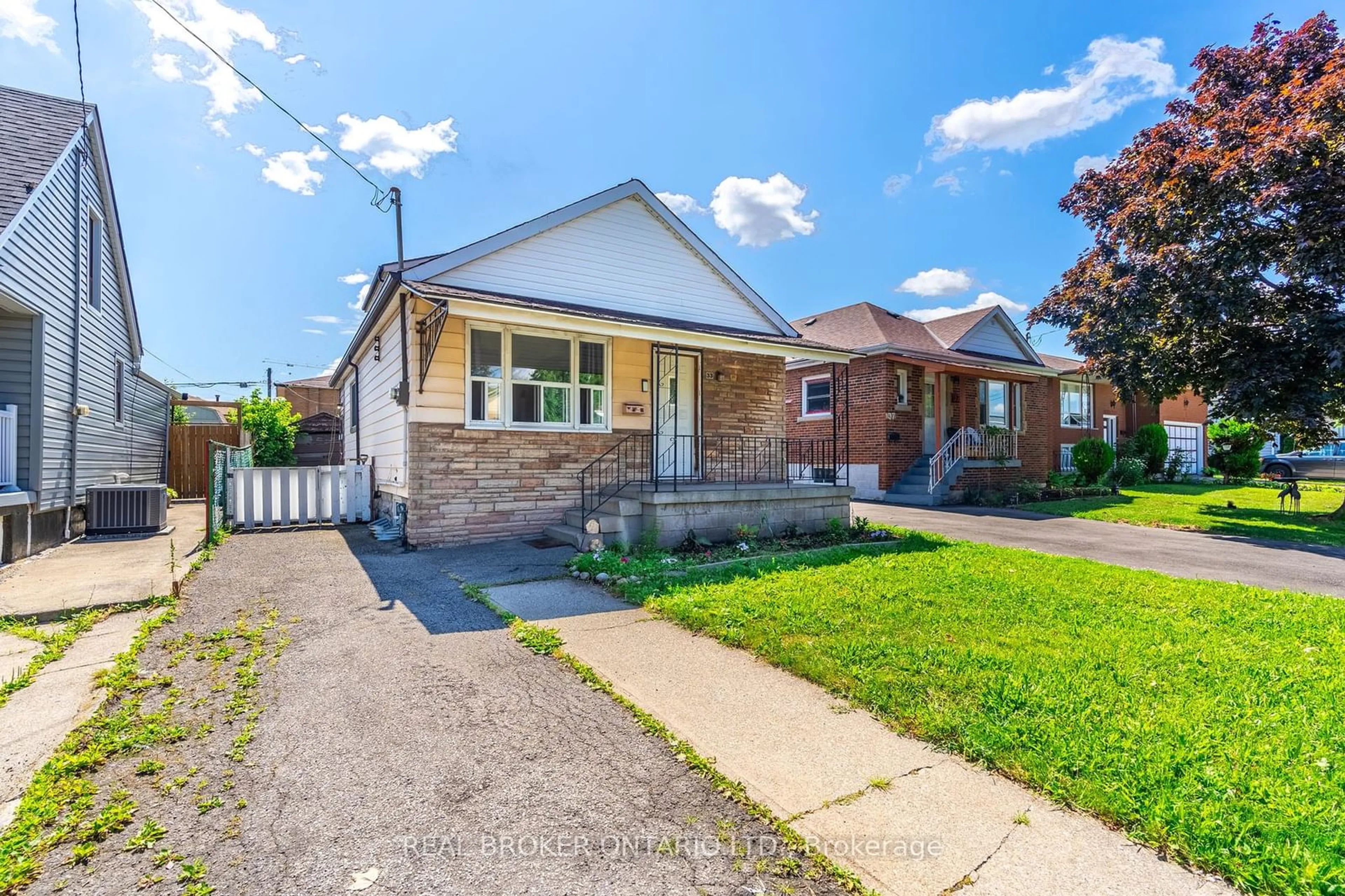Frontside or backside of a home for 33 Glassco Ave, Hamilton Ontario L8H 1B2