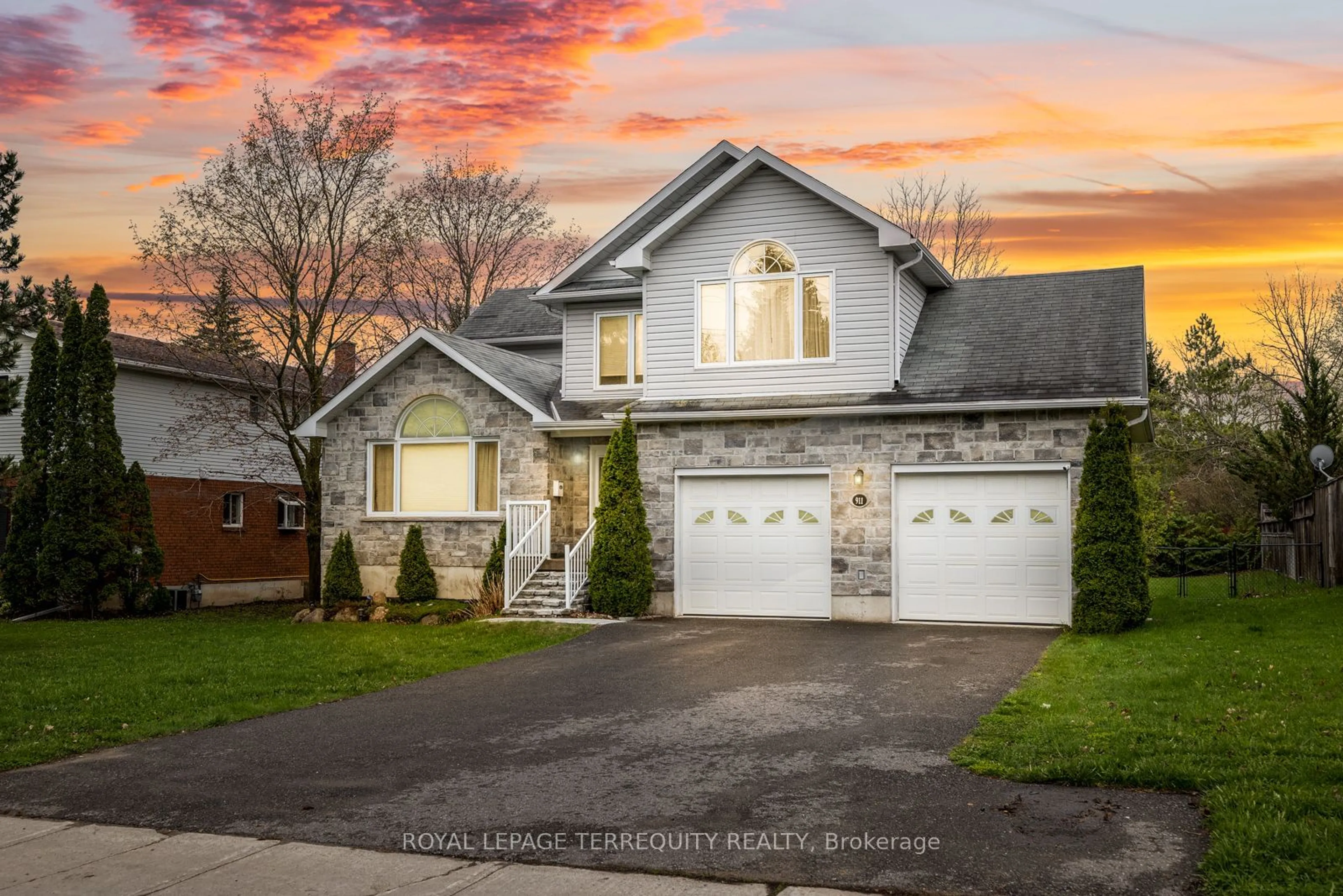 Frontside or backside of a home for 911 Parkhill Rd, Peterborough Ontario K9J 8J4