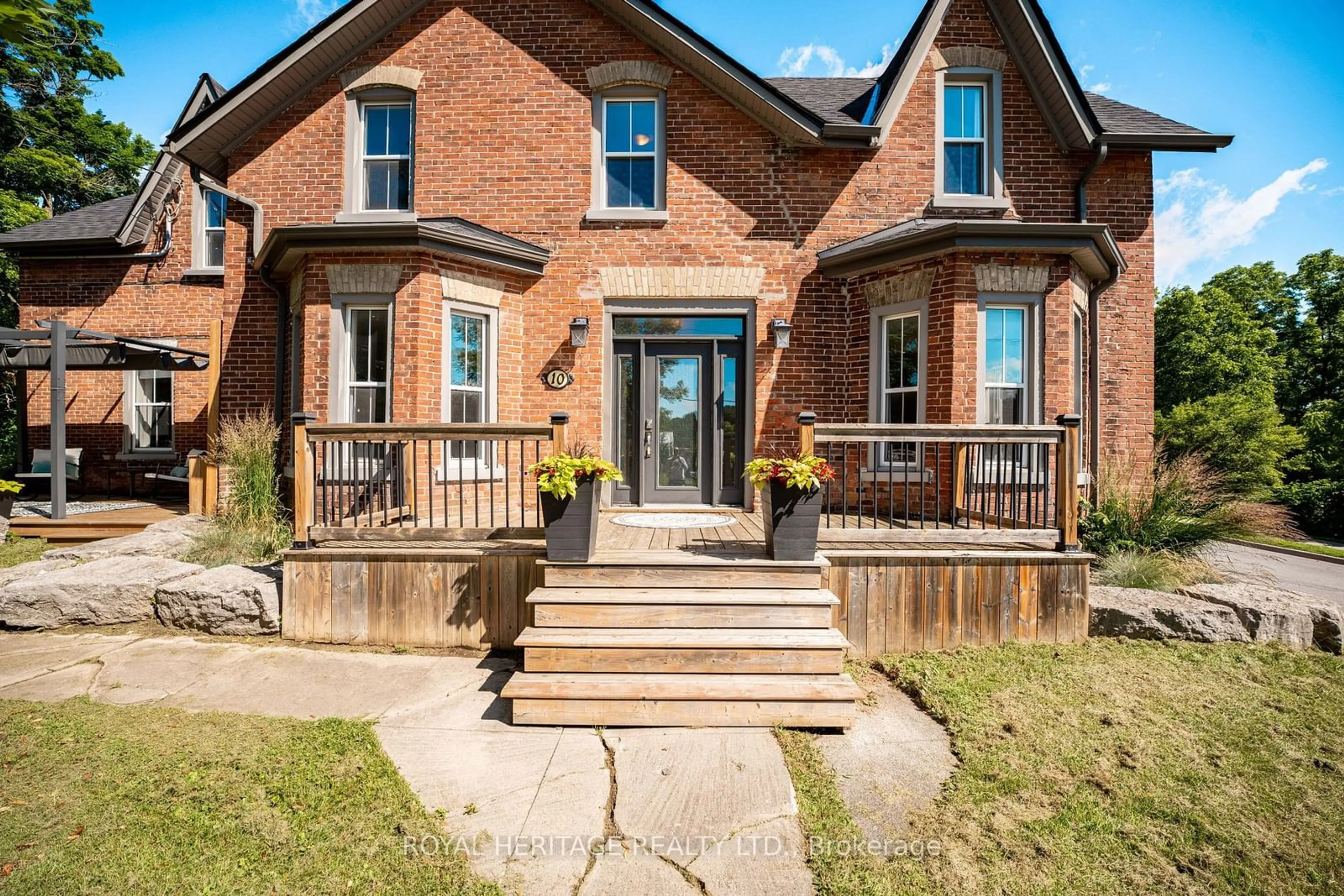 Home with brick exterior material for 10 Centre St, Cavan Monaghan Ontario L0A 1G0