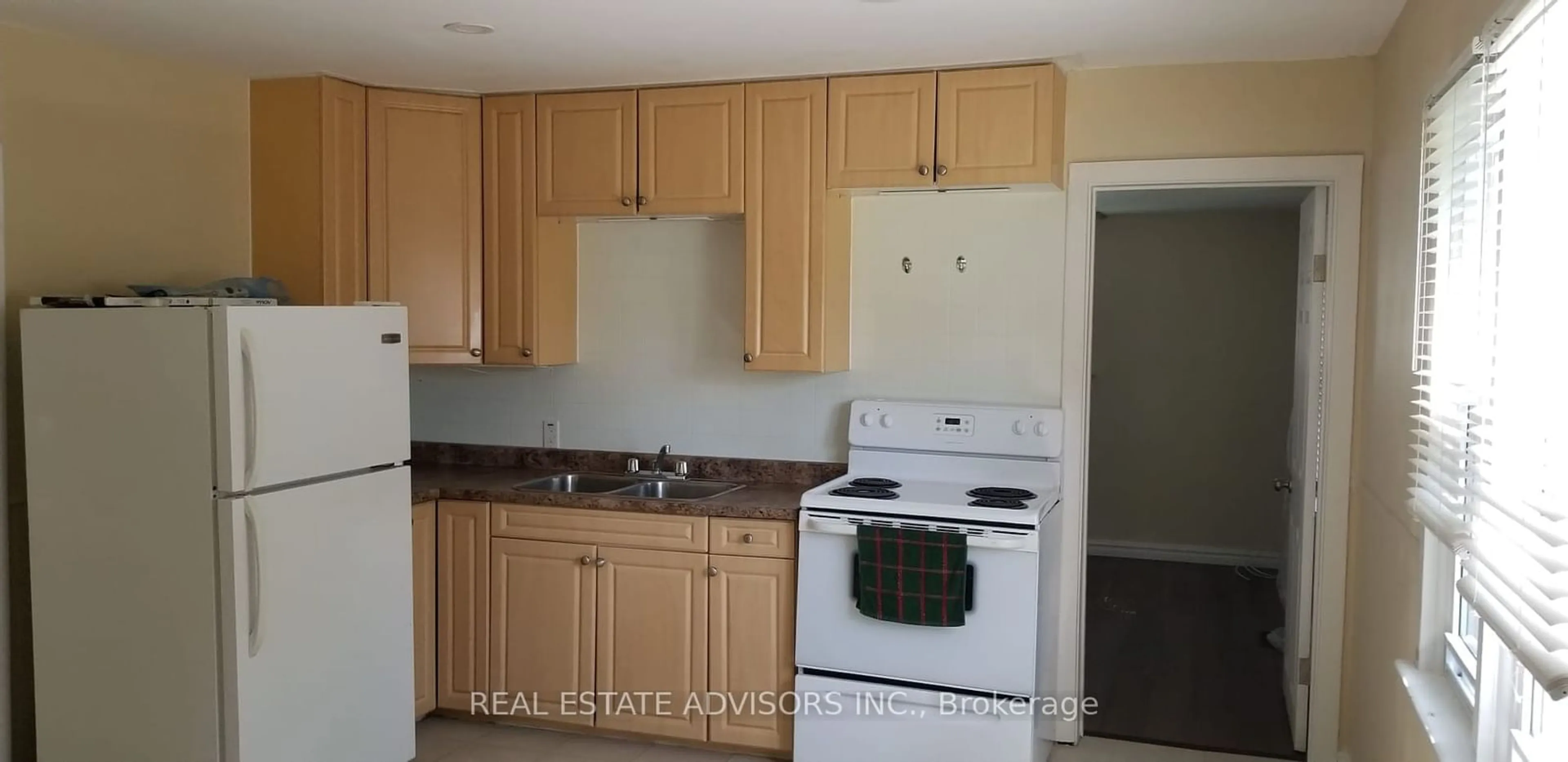 Standard kitchen for 1055 North St, Chatham-Kent Ontario N0P 1M0