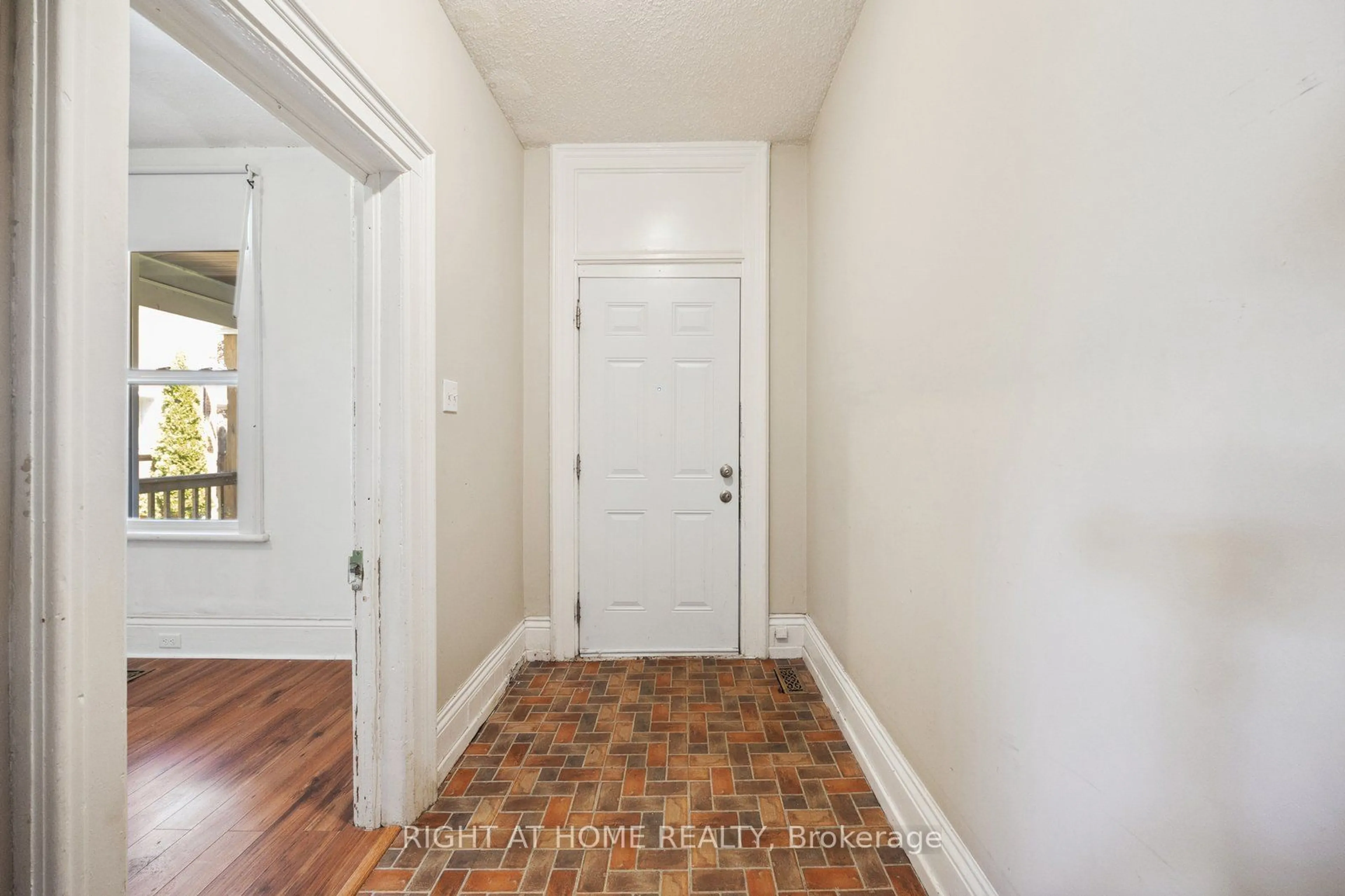 Indoor entryway for 655 George St, Peterborough Ontario K9H 3S7