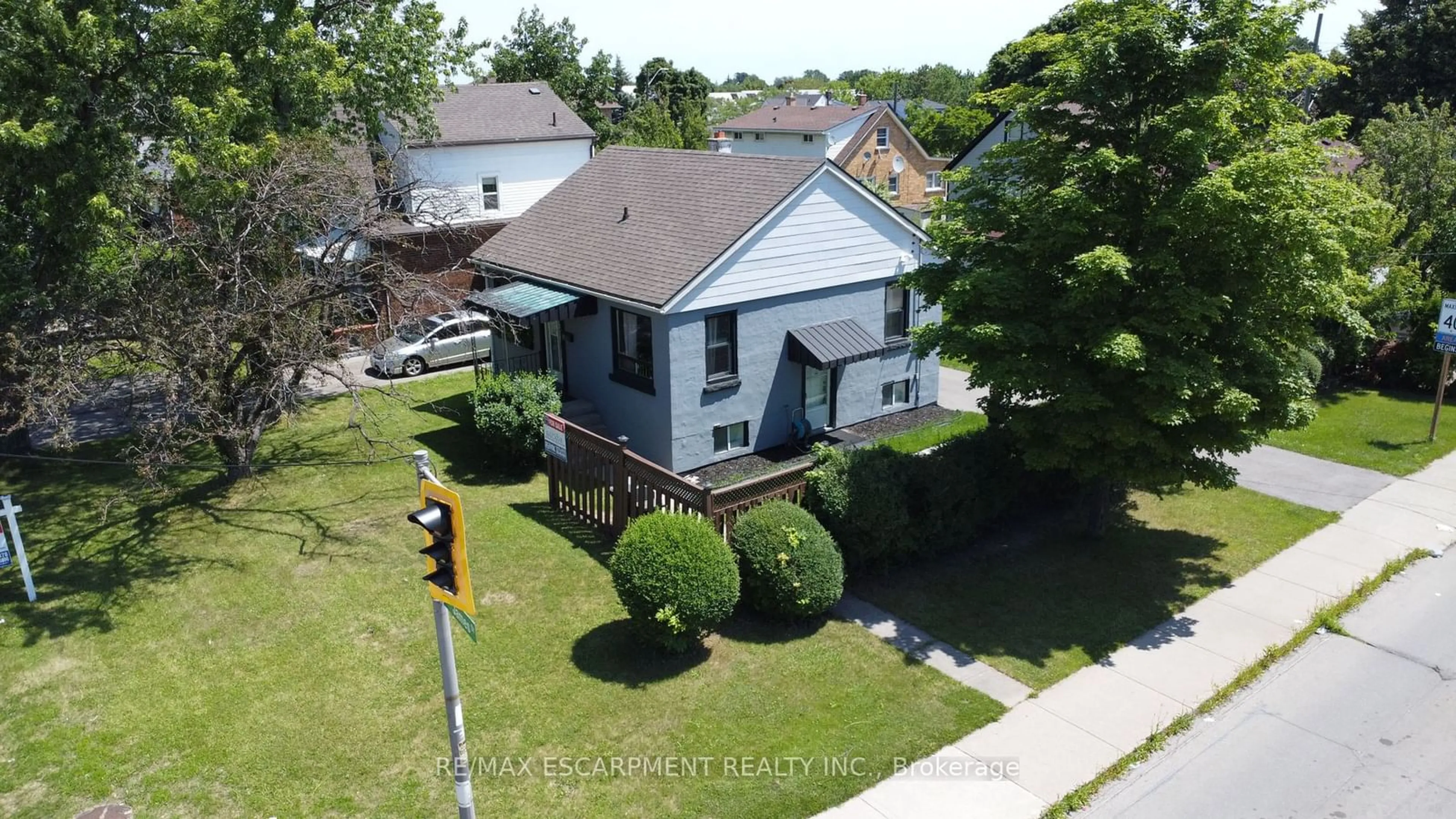 Frontside or backside of a home for 691 Upper James St, Hamilton Ontario L9C 2Z4