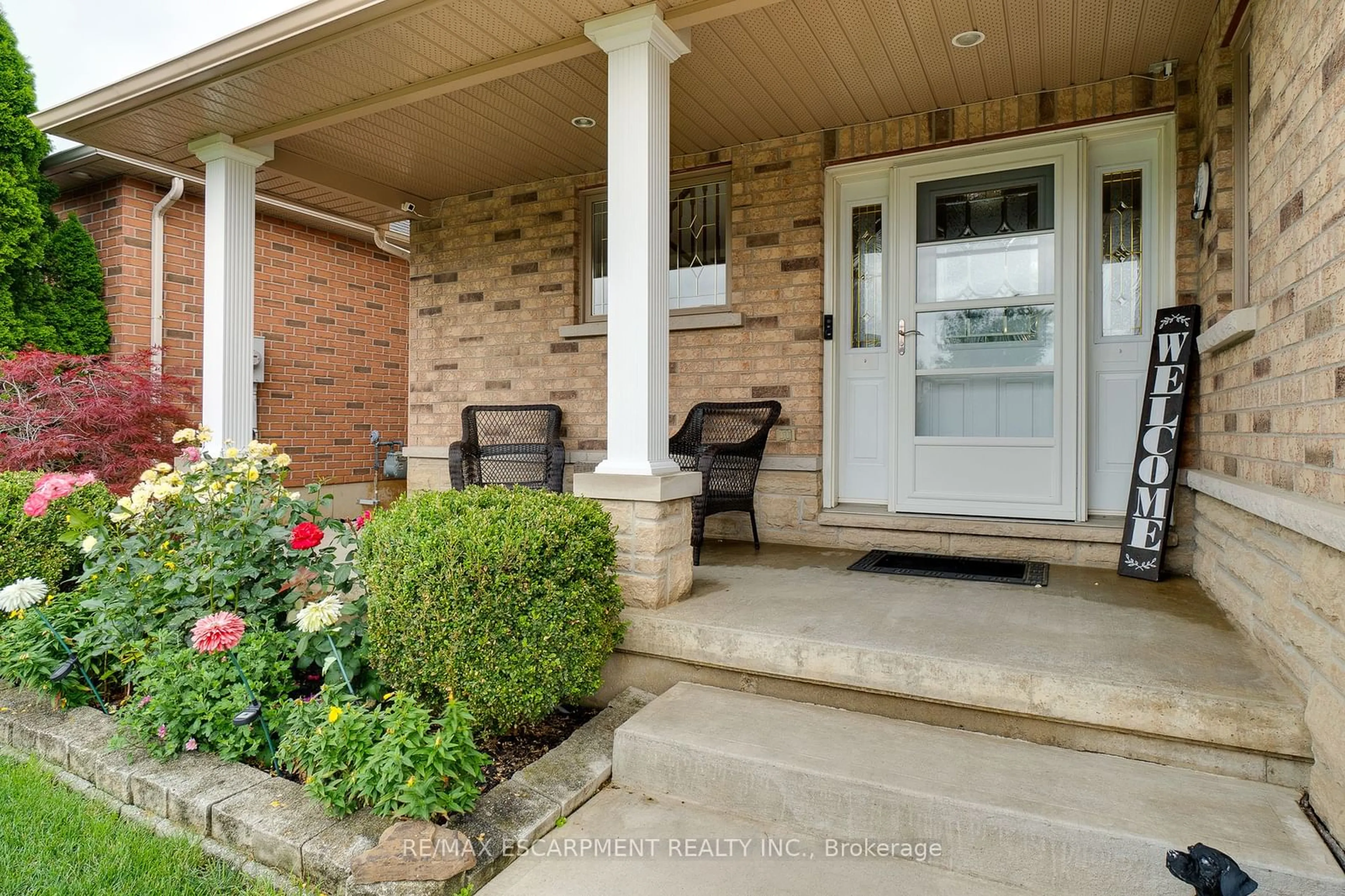 Indoor entryway for 10 Grassyplain Dr, Hamilton Ontario L0R 1W0