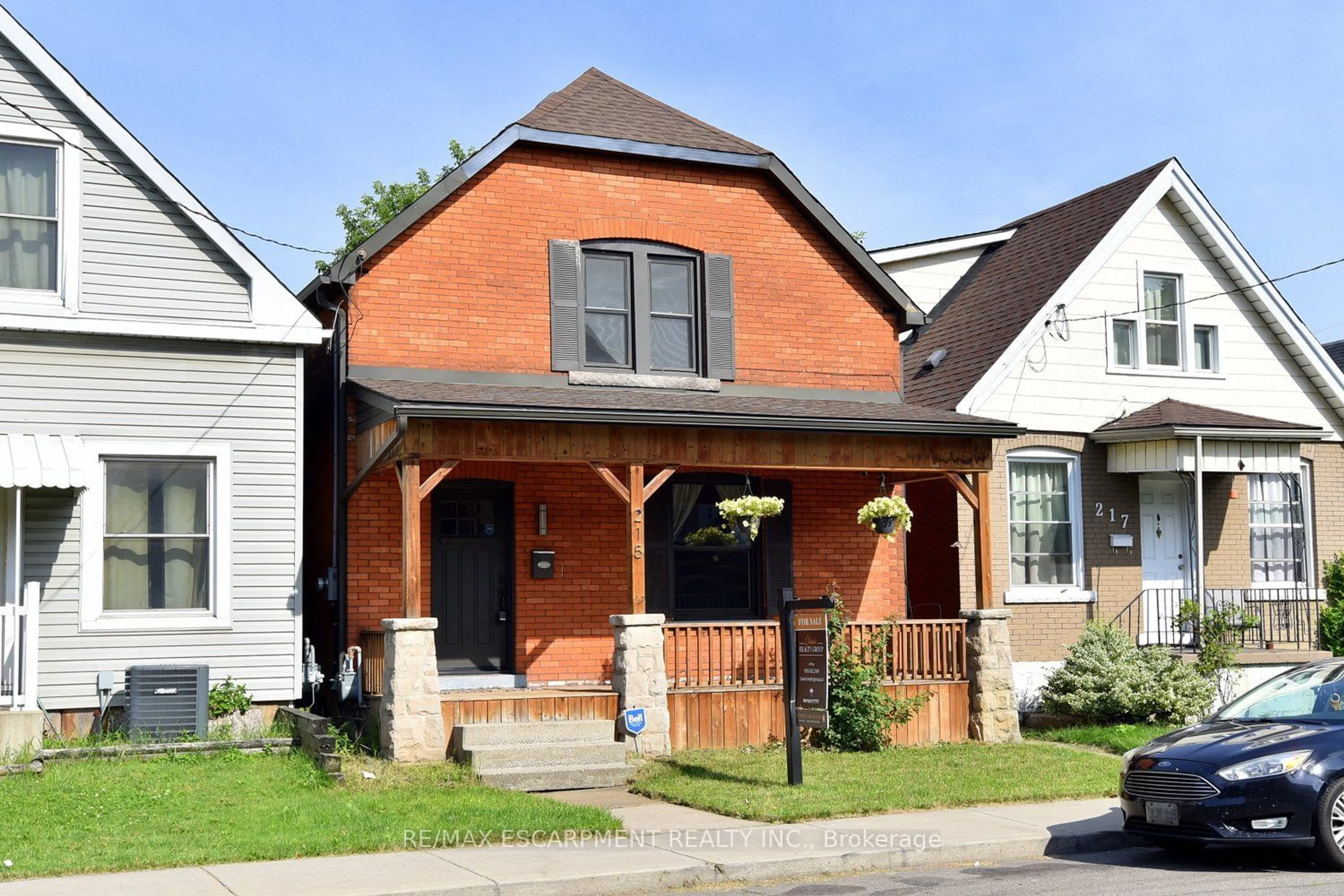 Home with brick exterior material for 215 Rosslyn Ave, Hamilton Ontario L8L 7P8