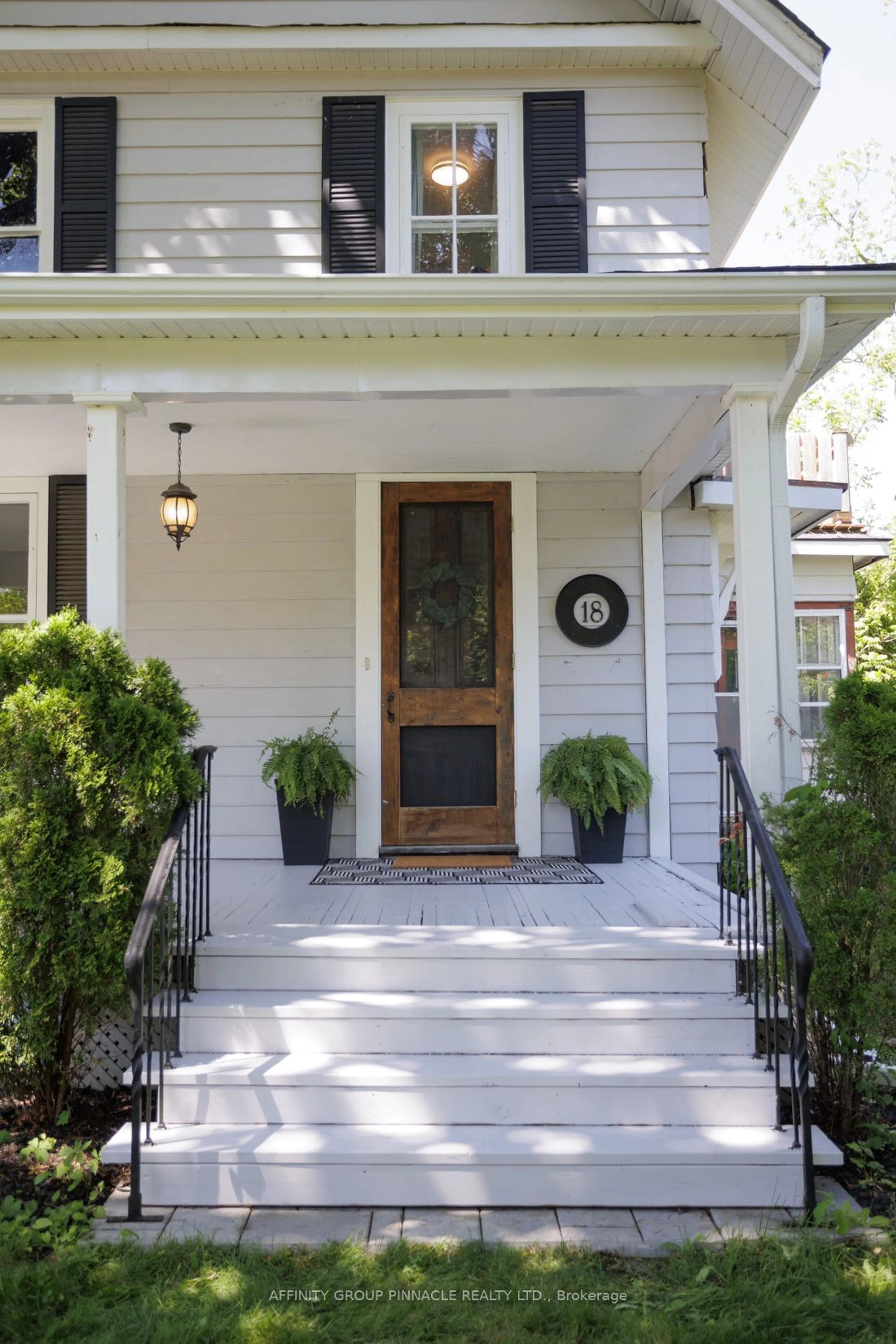 Indoor entryway for 18 Elgin St, Kawartha Lakes Ontario K9V 3W1