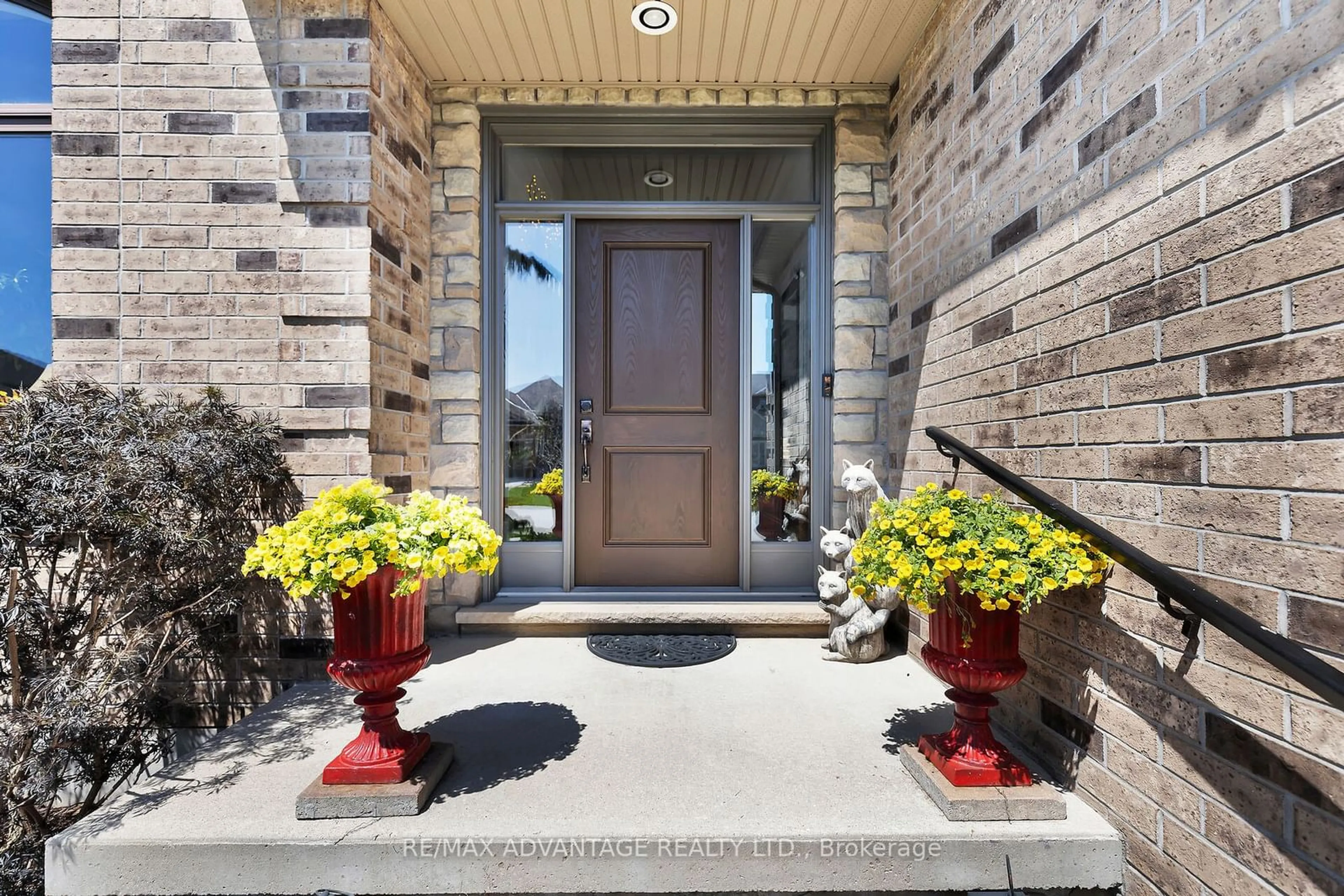 Indoor entryway for 56 Blue Heron Dr, Middlesex Centre Ontario N0M 2A0