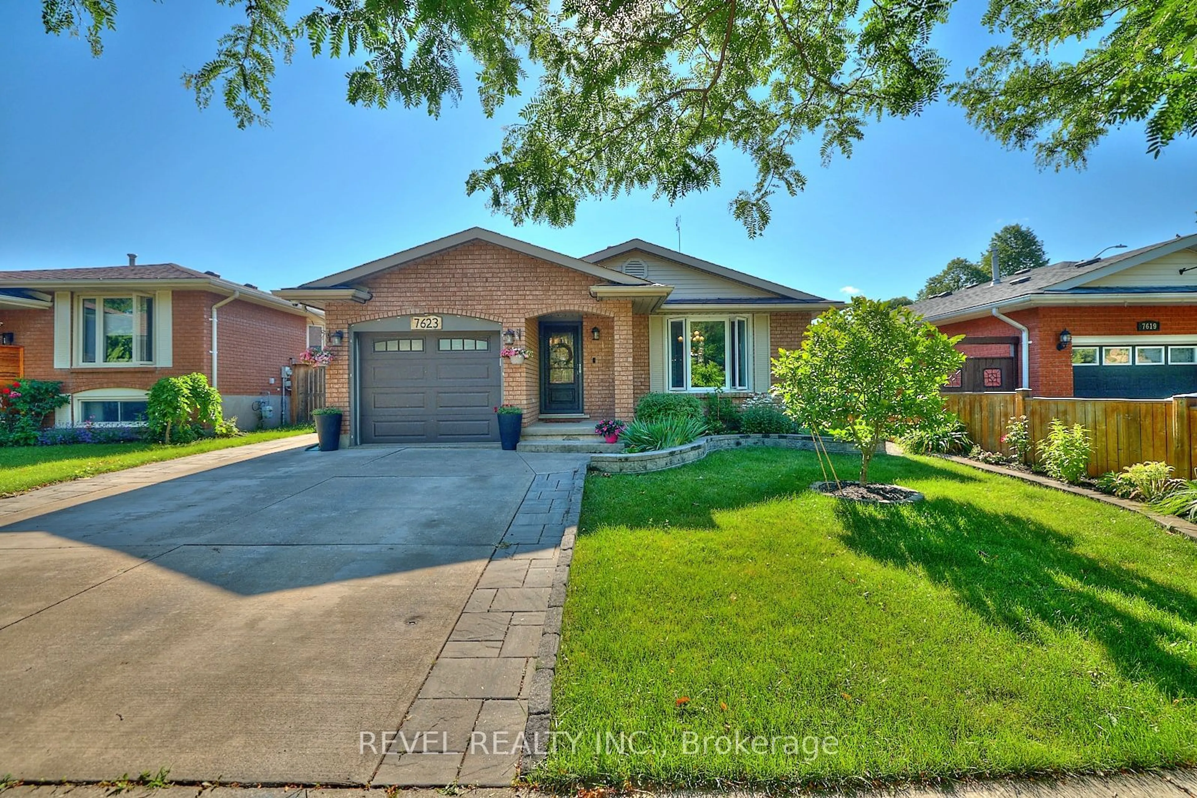 Home with brick exterior material for 7623 Cavendish Dr, Niagara Falls Ontario L2H 2T8