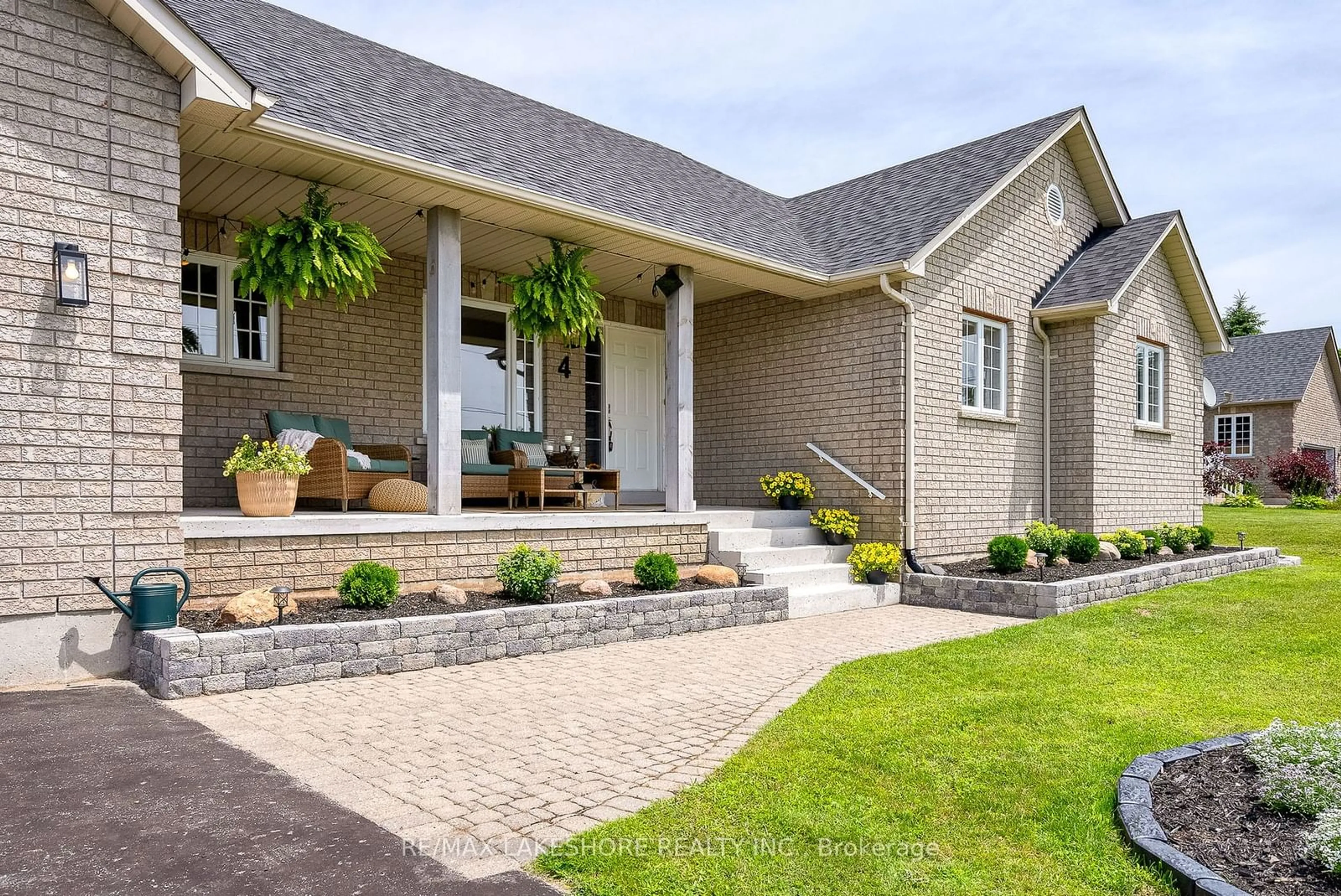 Home with brick exterior material for 4 LYNDEN Crt, Hamilton Township Ontario K9A 4J9