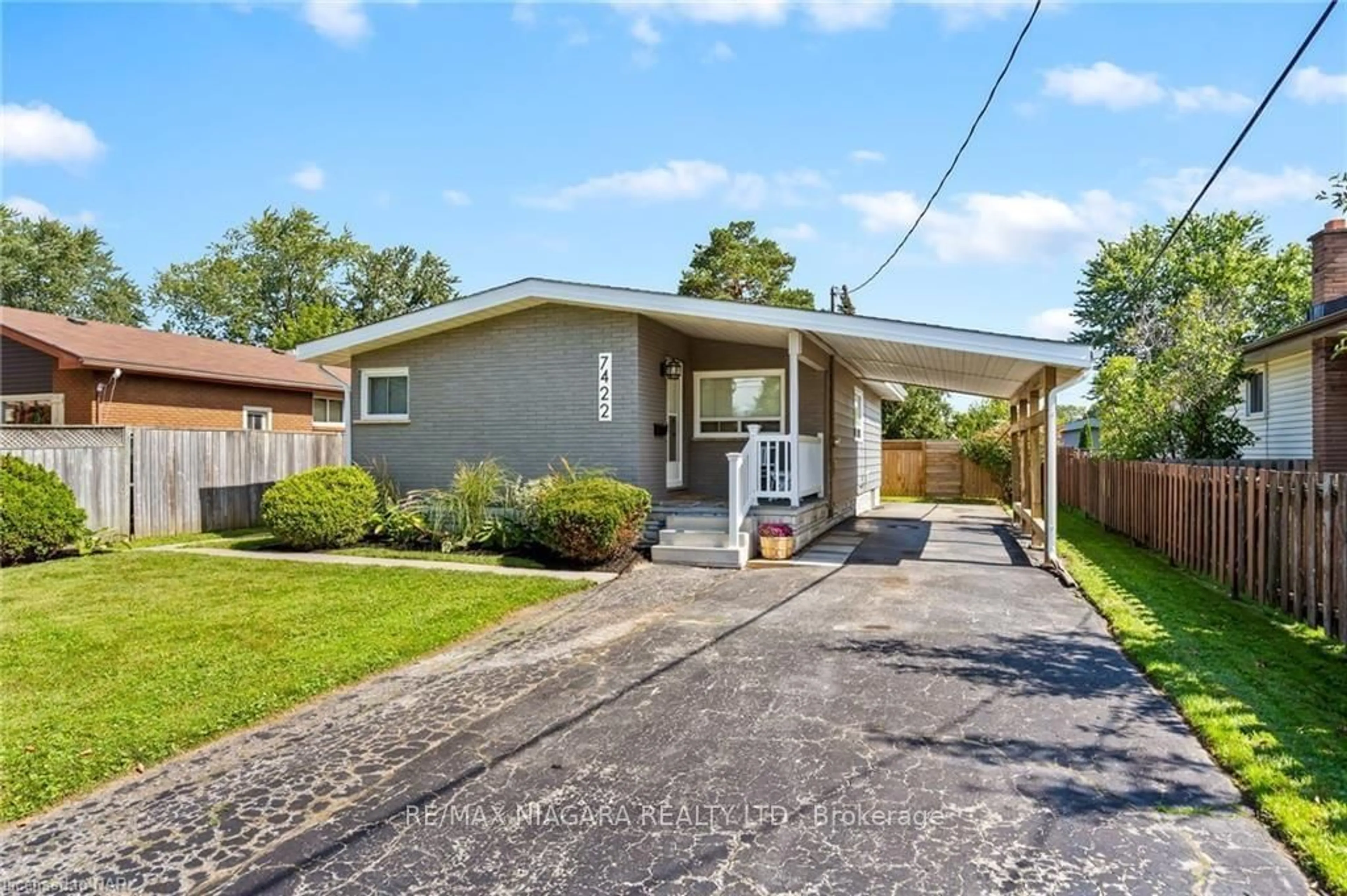 Frontside or backside of a home for 7422 Dorchester Rd, Niagara Falls Ontario L2G 5W1