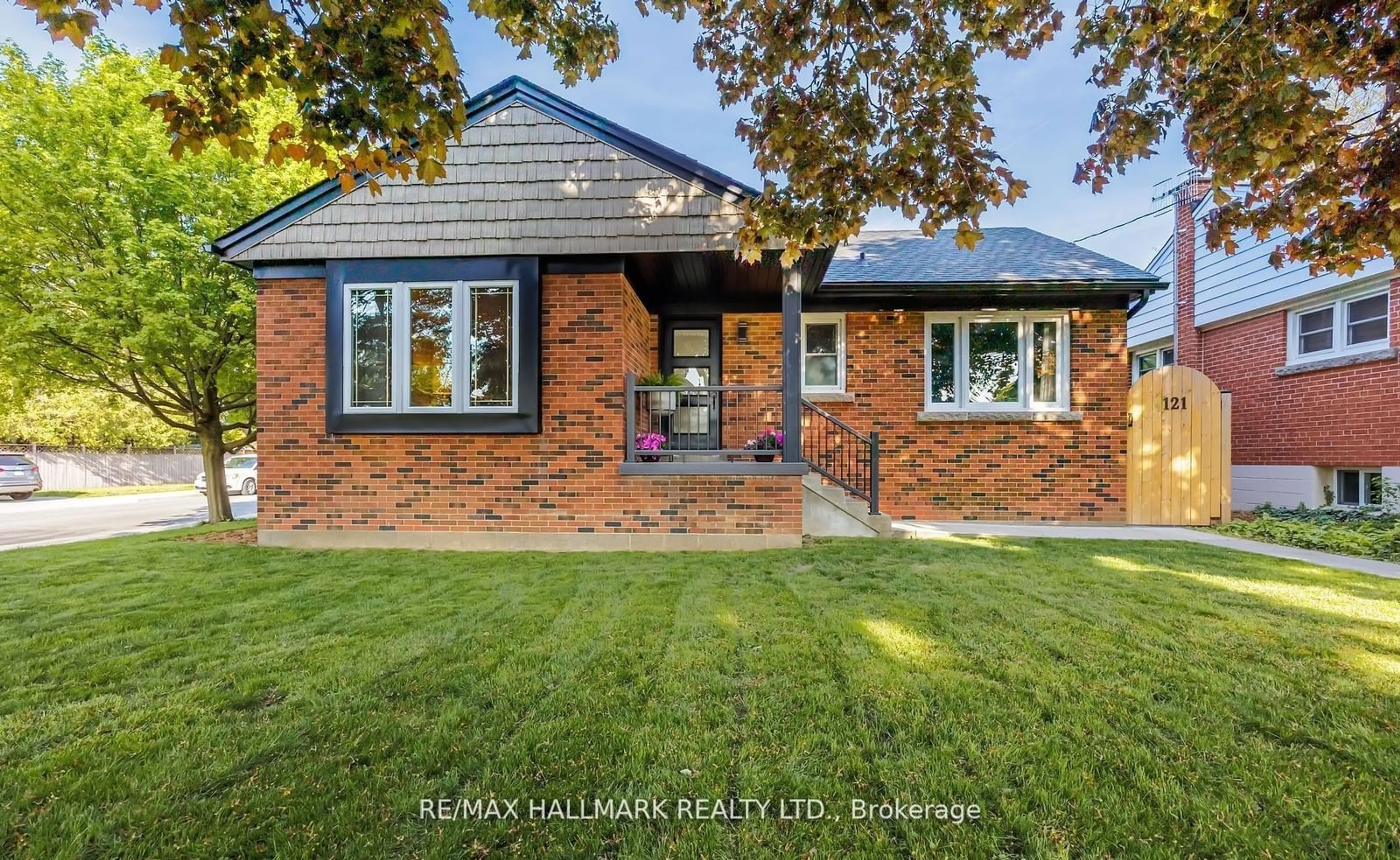 Home with brick exterior material for 121 West 23rd St, Hamilton Ontario L9C 4V6