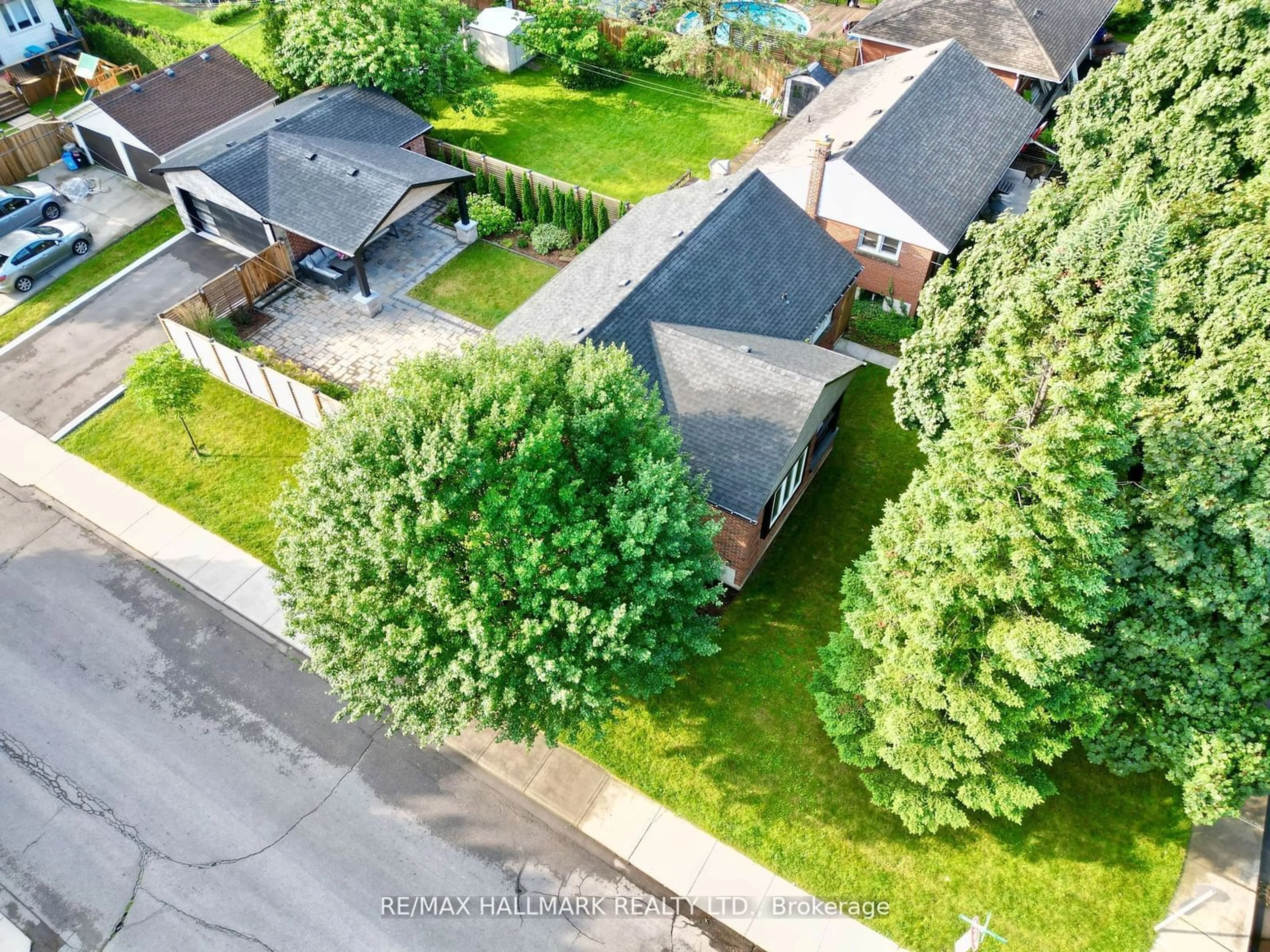 Frontside or backside of a home for 121 West 23rd St, Hamilton Ontario L9C 4V6