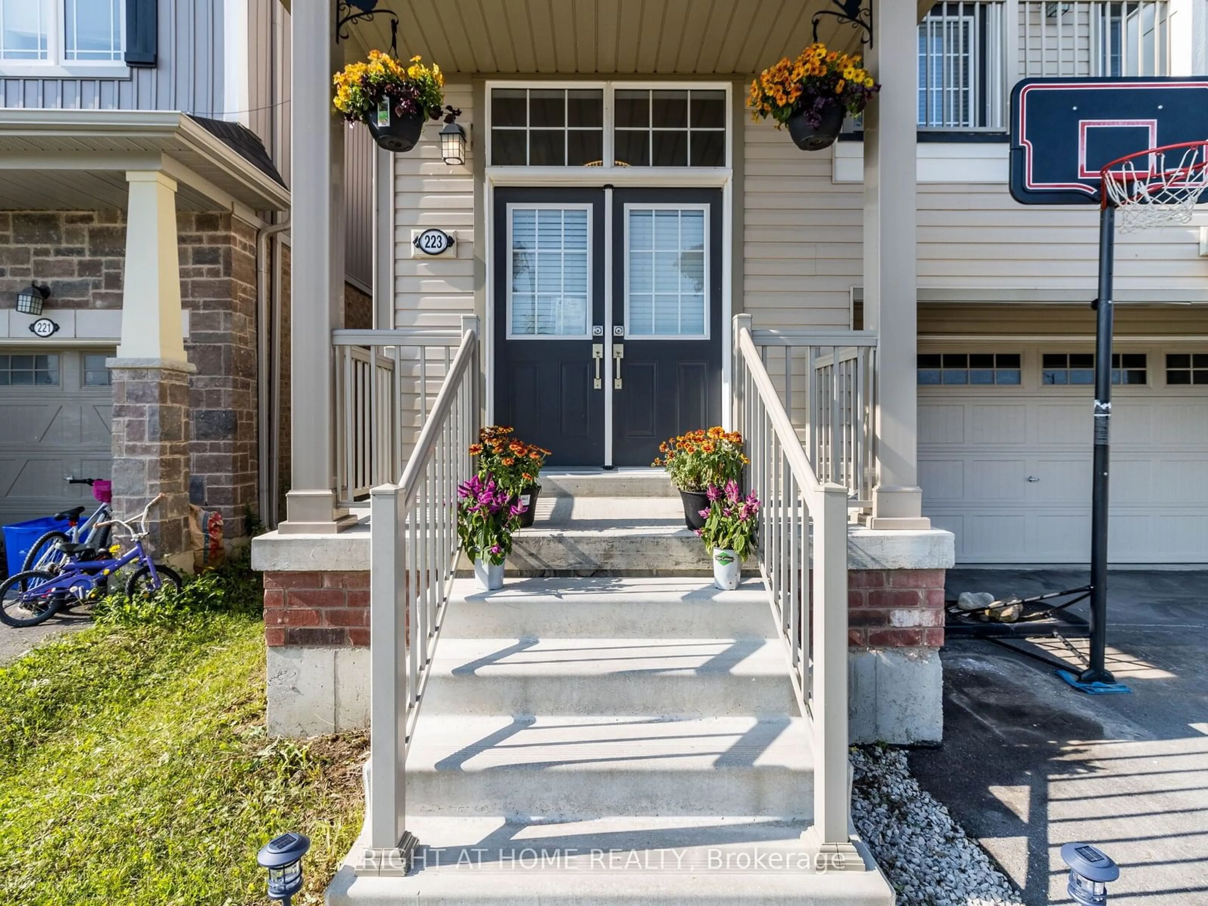 Indoor entryway for 223 Thompson Rd, Haldimand Ontario N3W 0C4