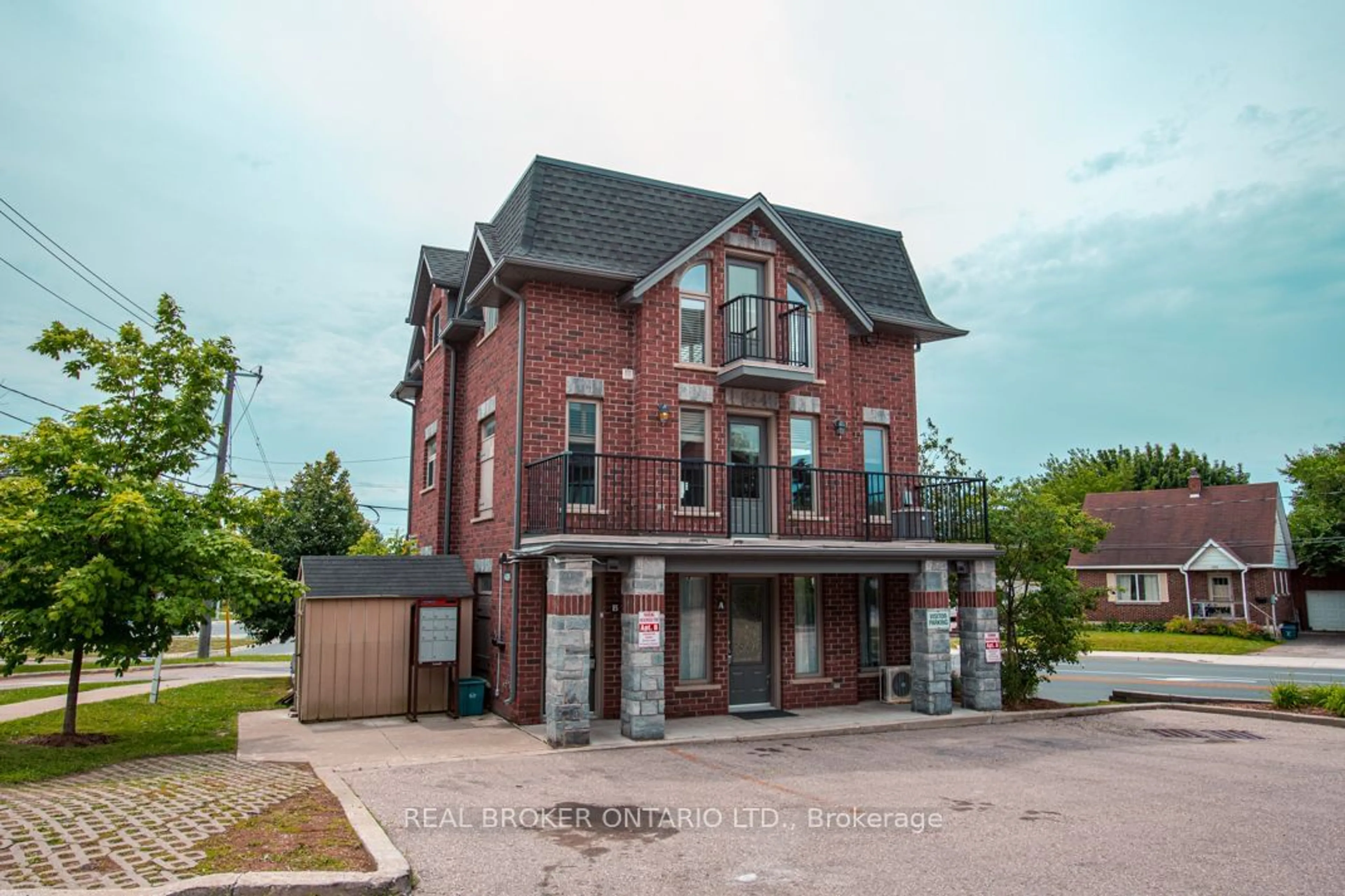 Home with brick exterior material for 489 East Ave #B, Kitchener Ontario N2H 0A8