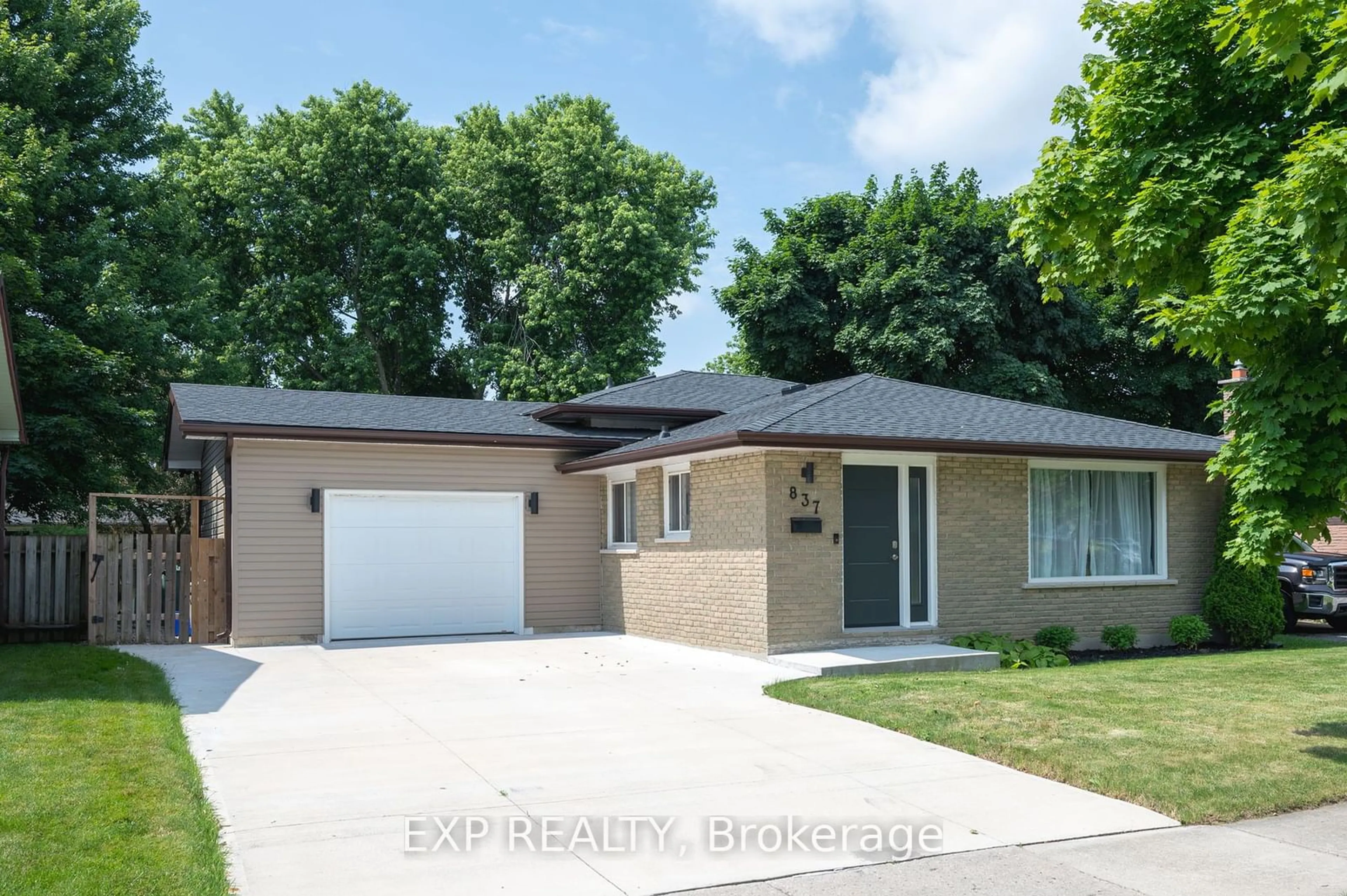 Frontside or backside of a home for 837 Osgoode Dr, London Ontario N6E 1C3