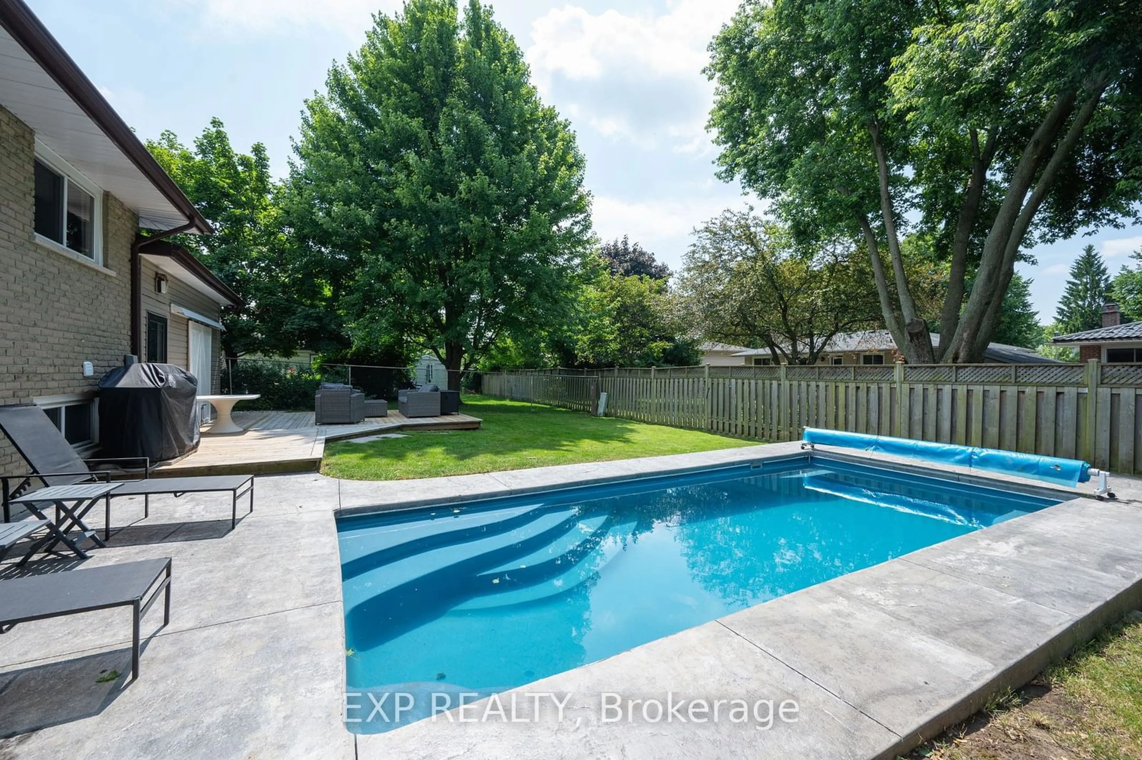 Indoor or outdoor pool for 837 Osgoode Dr, London Ontario N6E 1C3