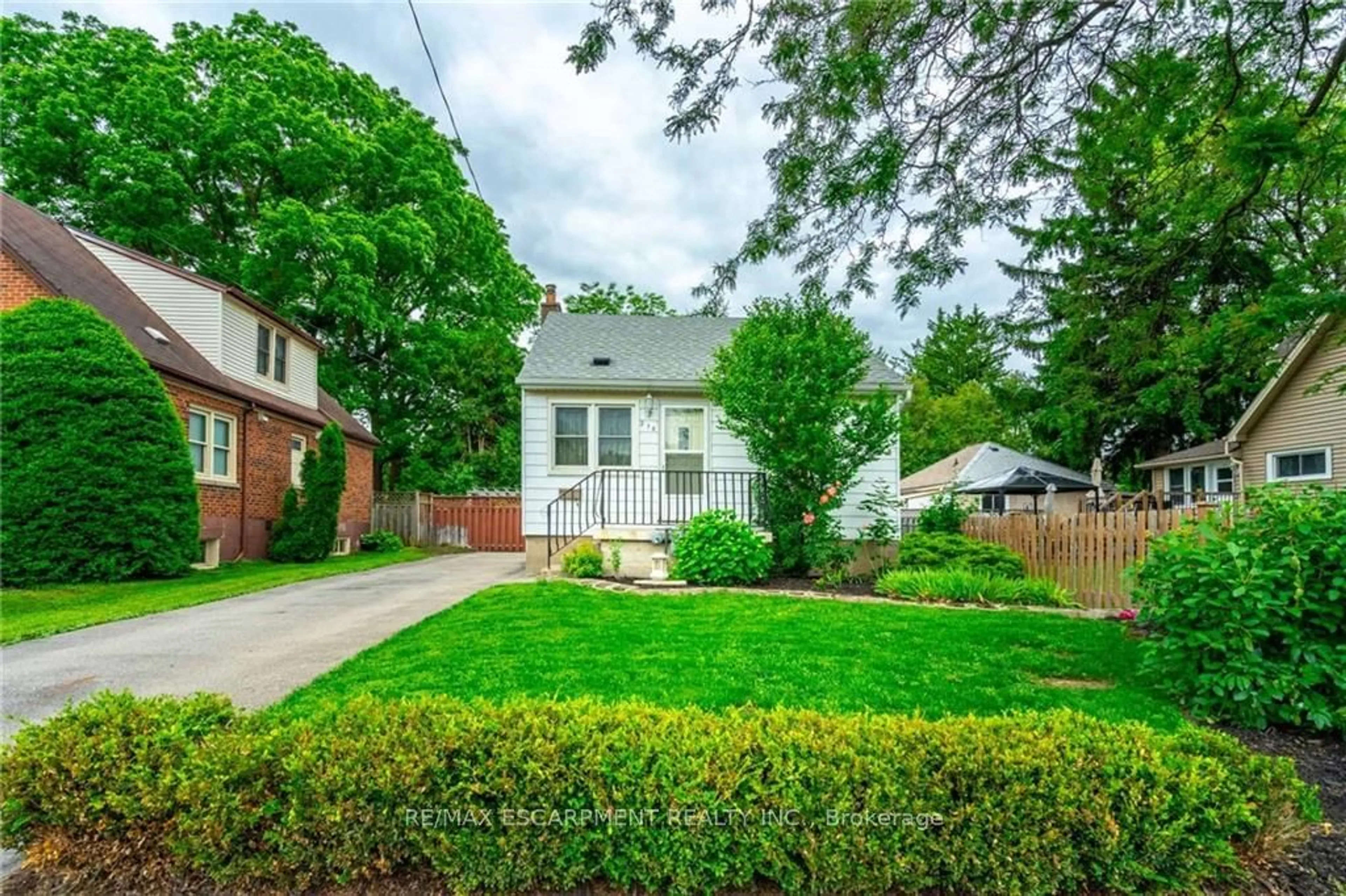 Frontside or backside of a home for 276 Bowman St, Hamilton Ontario L8S 2V3