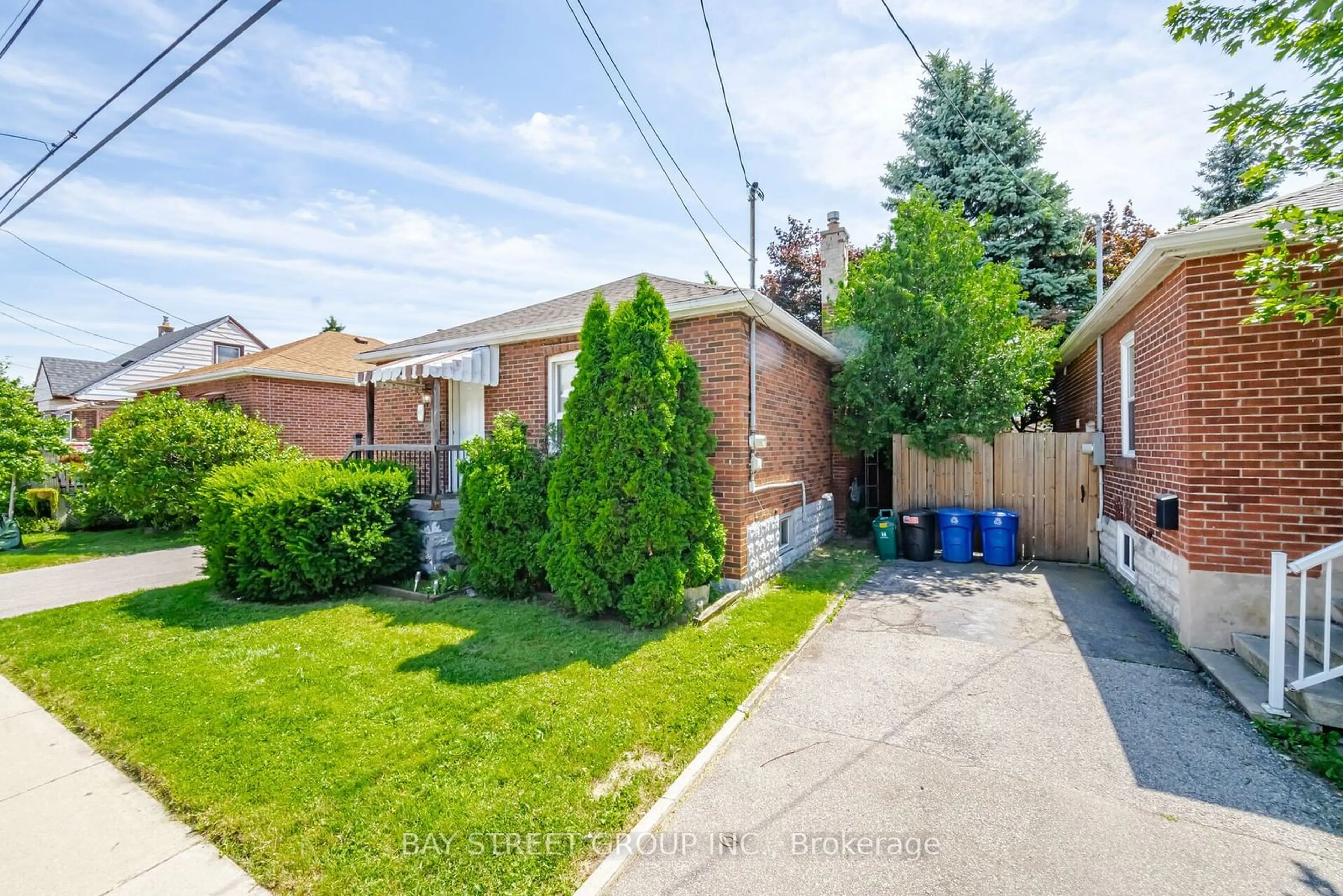 Frontside or backside of a home for 81 East 11th St, Hamilton Ontario L9A 3T3