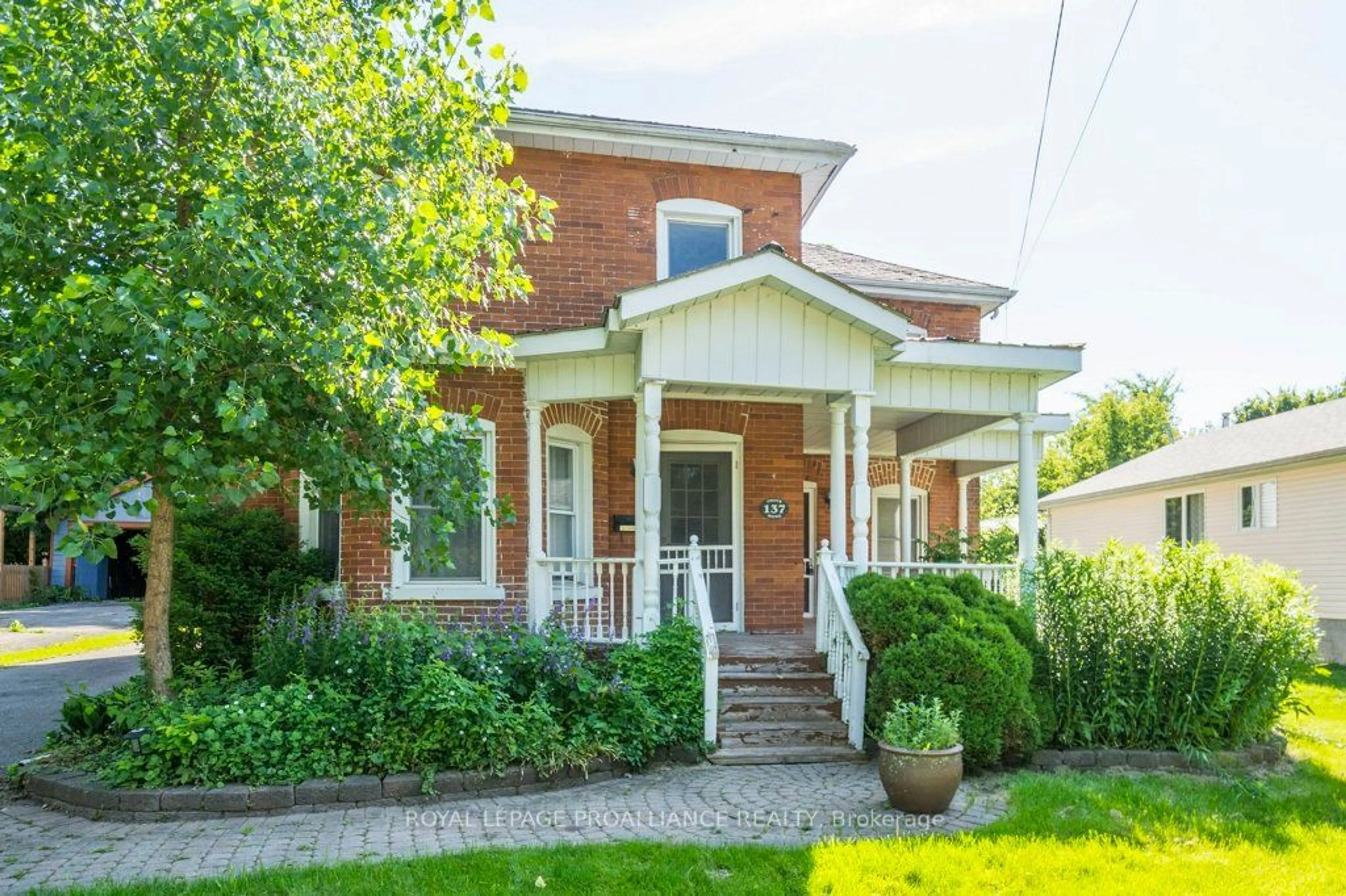 Frontside or backside of a home for 137 Foster Ave, Belleville Ontario K8N 3P8