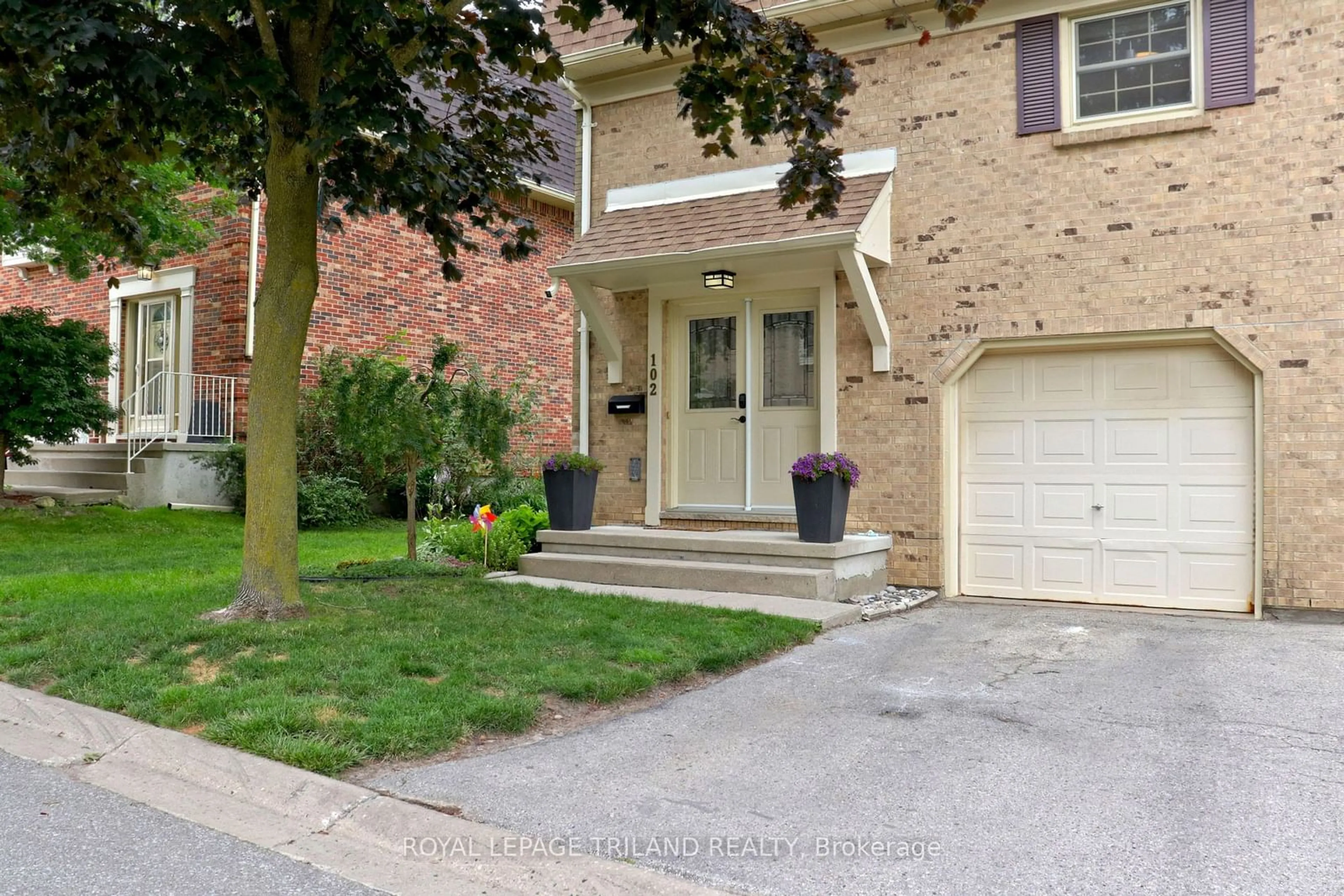 A pic from exterior of the house or condo for 900 Pondview Rd #102, London Ontario N5Z 4L7