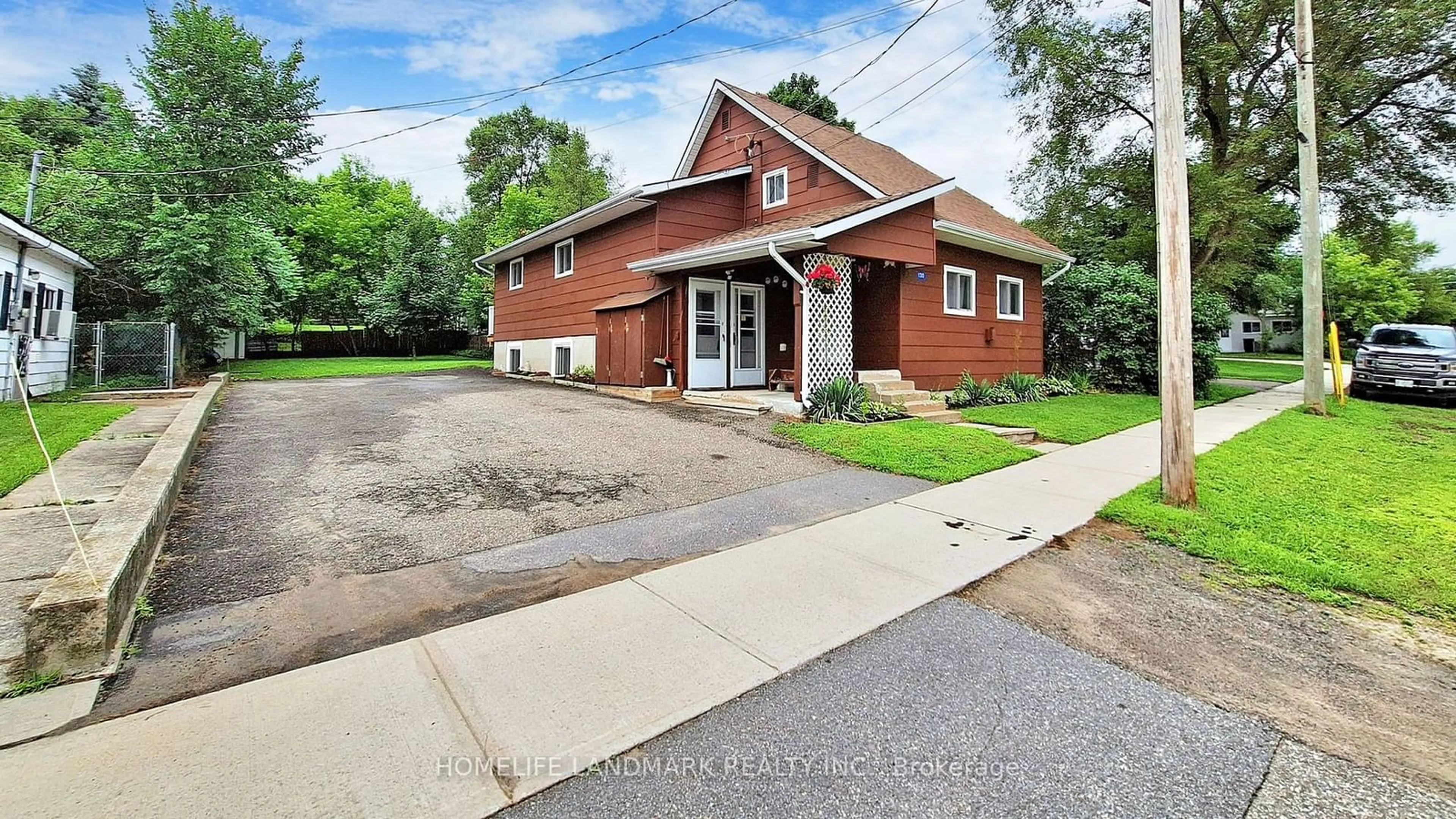 Home with brick exterior material for 130 Nelson St, Gravenhurst Ontario P1P 1K7