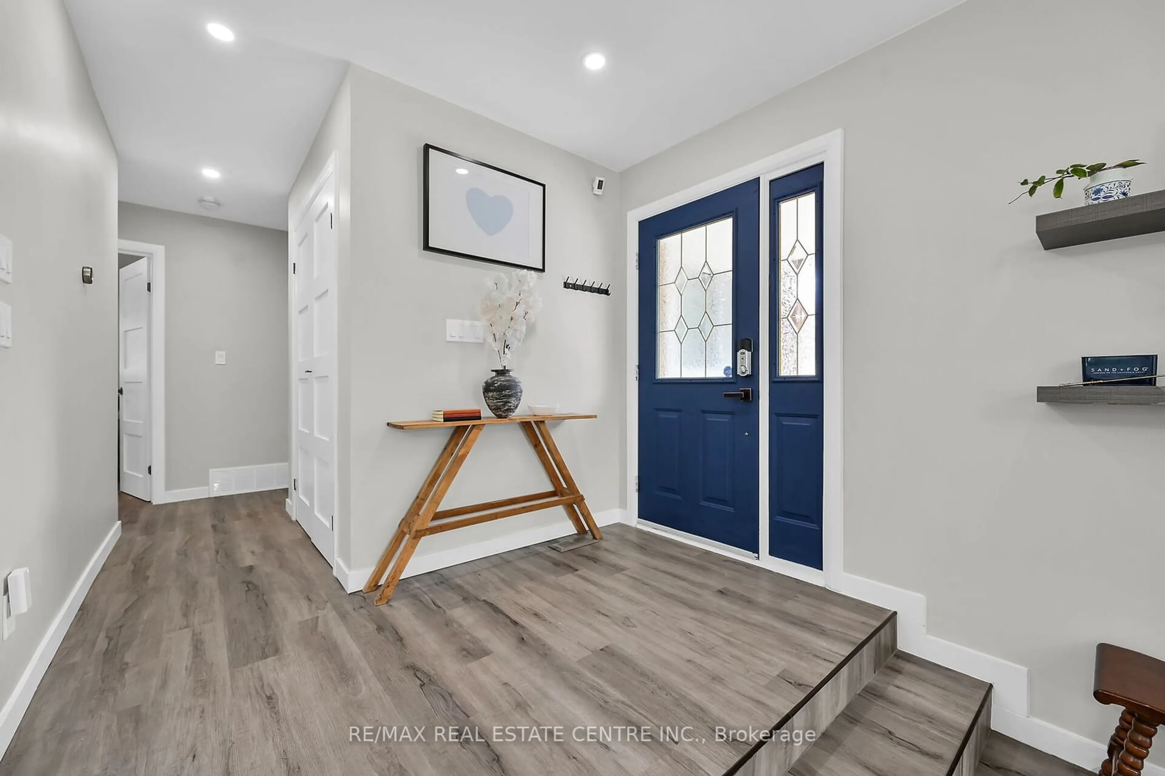 Indoor entryway for 23 Ameer Dr, St. Catharines Ontario L2N 3S9