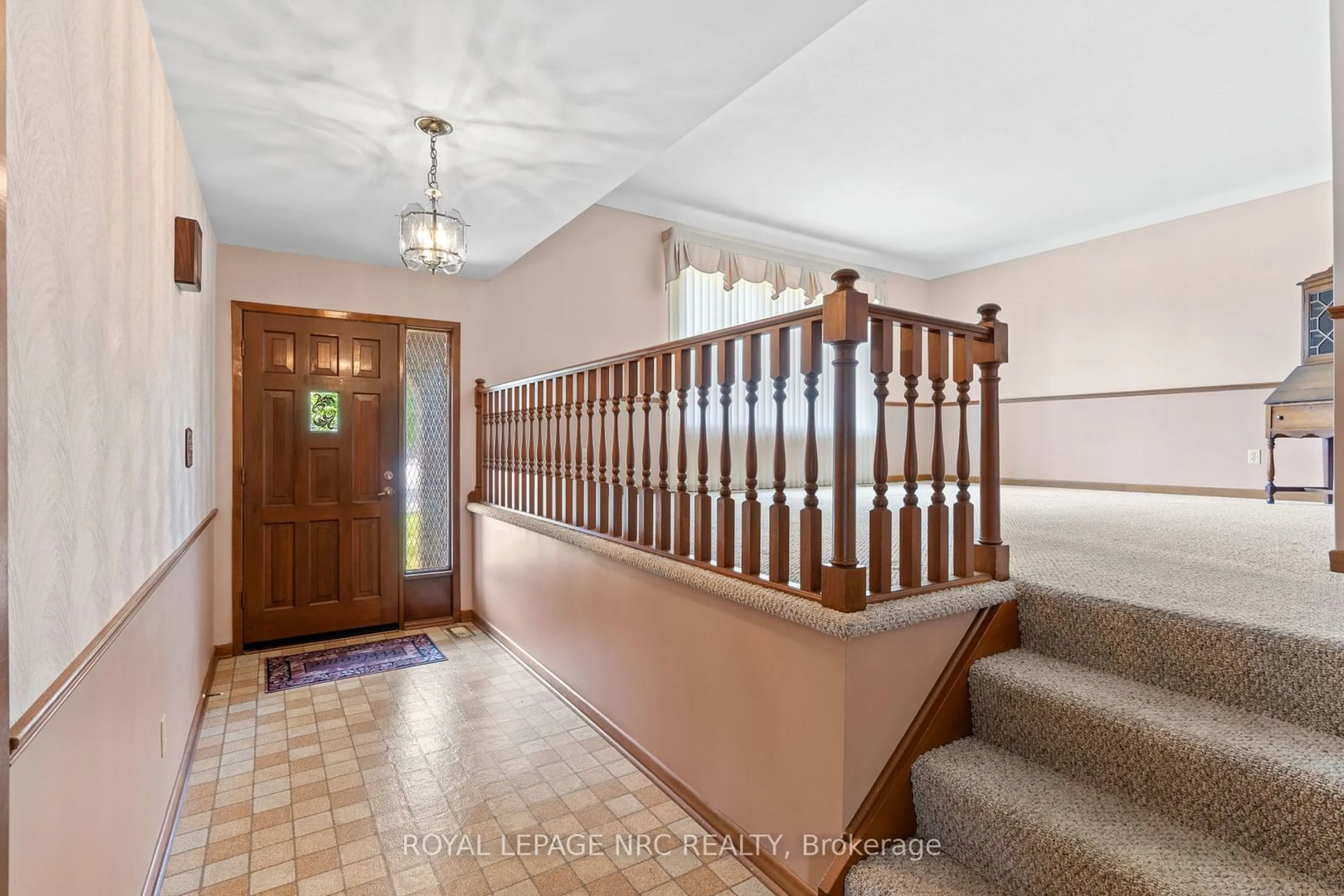 Indoor foyer, wood floors for 58 Wiltshire Blvd, Welland Ontario L3C 3K9