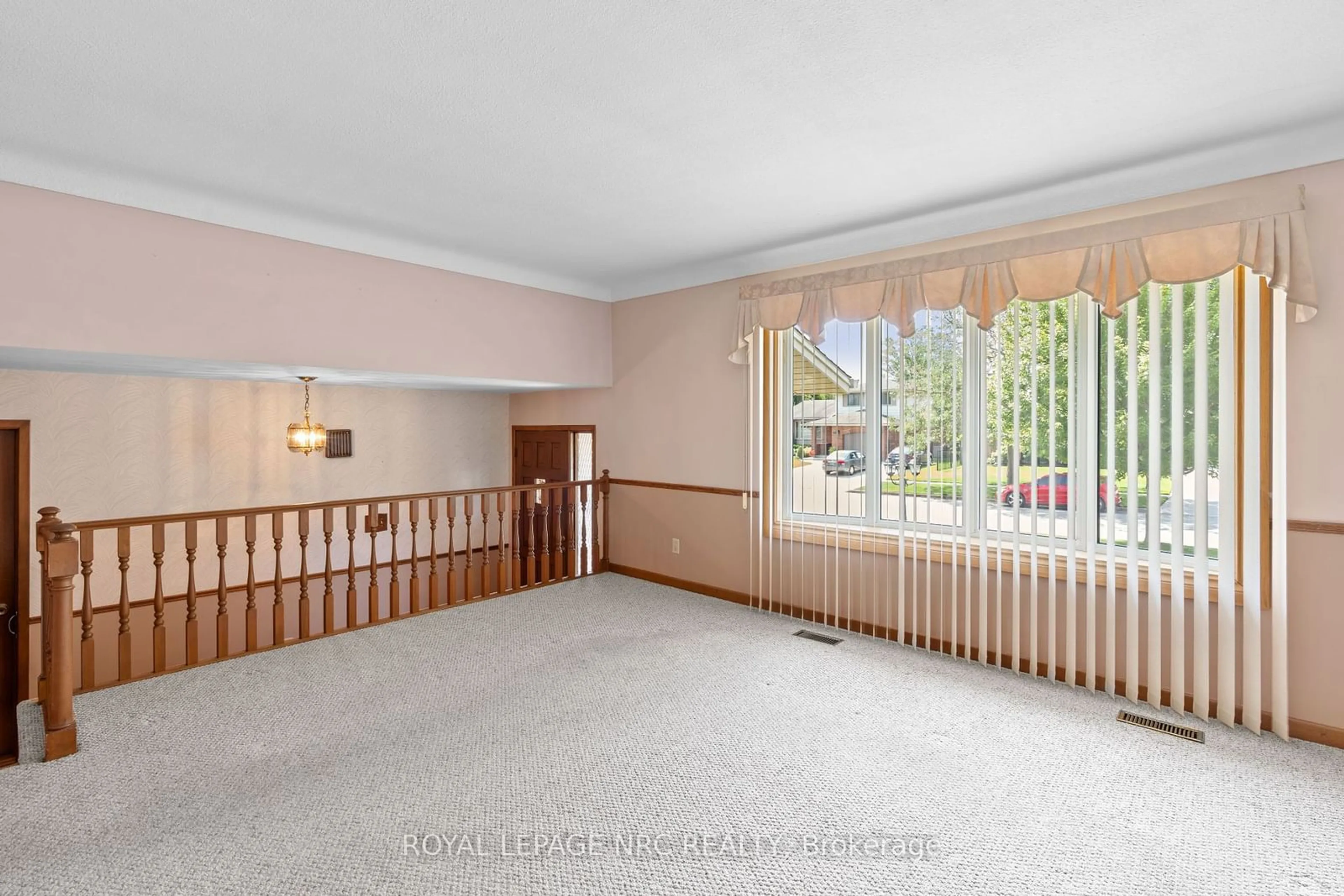 Indoor foyer, wood floors for 58 Wiltshire Blvd, Welland Ontario L3C 3K9