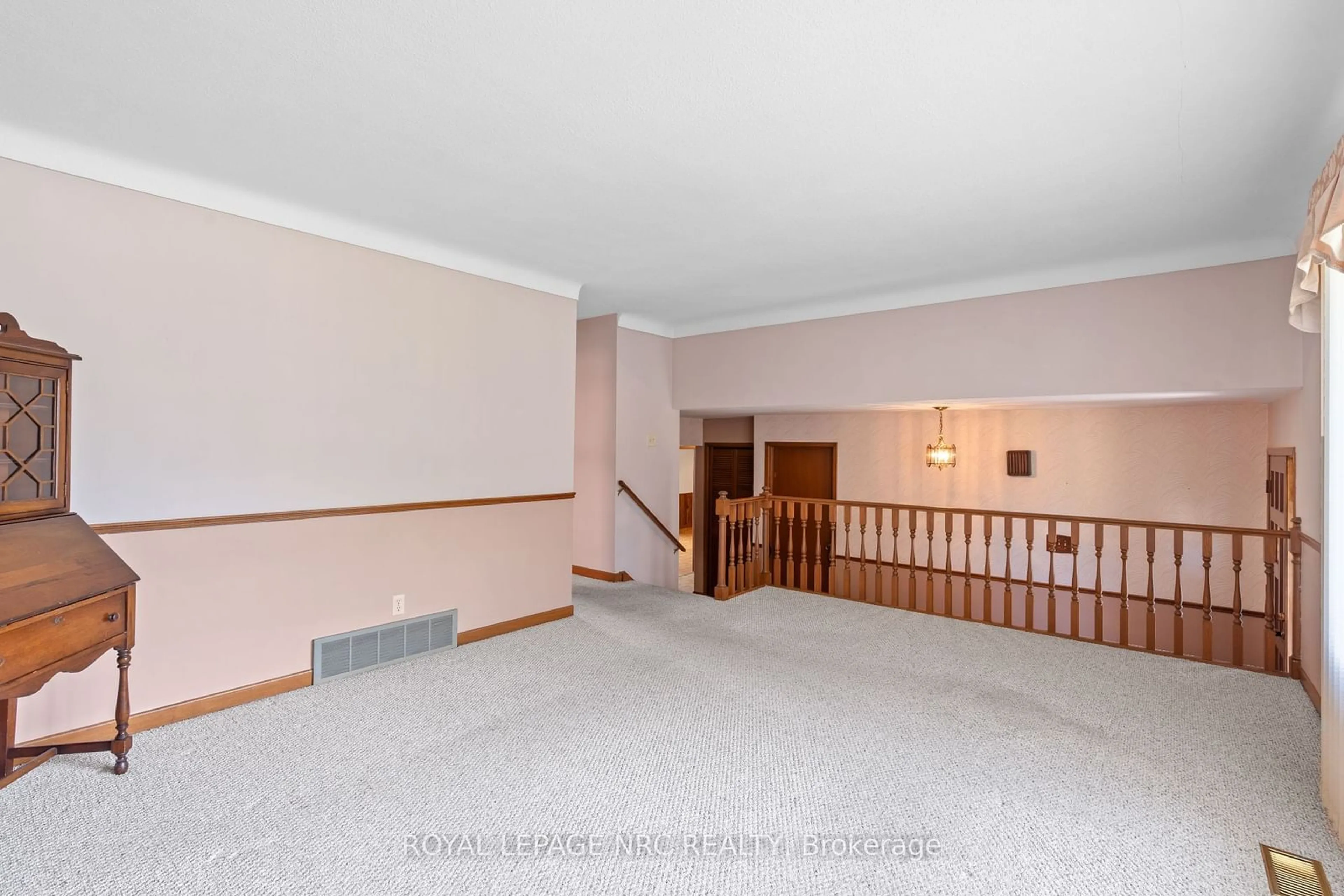 Indoor foyer, carpet floors for 58 Wiltshire Blvd, Welland Ontario L3C 3K9